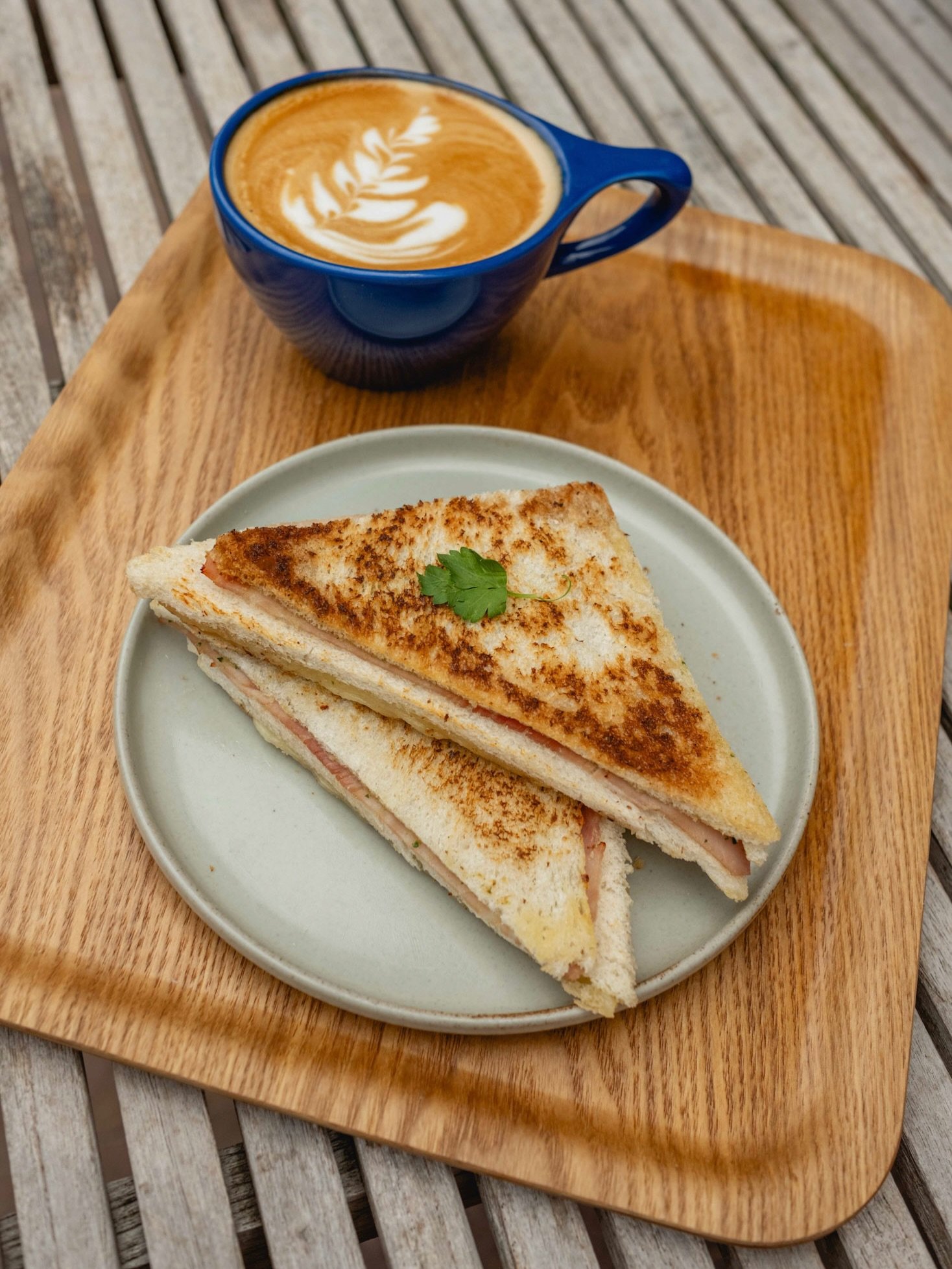 Let us introduce you to an Argentine favorite: Sanguiches de Miga
🥪A simple, crustless, multi-layered sandwich made with very thin slices of a special white bread with ham, cheese and mayo.
If you've had it before, you know how addicting they can be