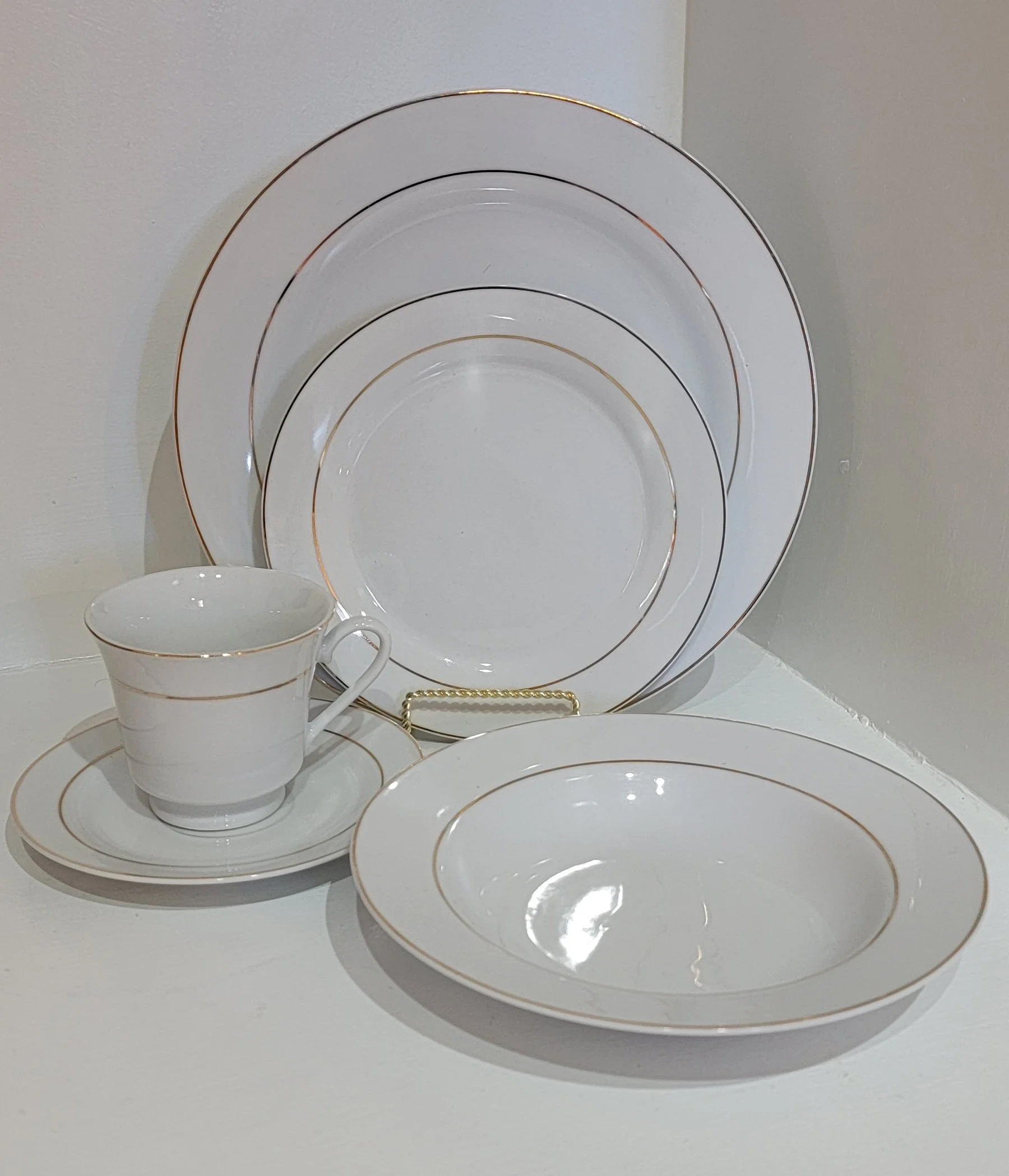 Royal Norfolk Ivory and Gold •
Set contains: 4 dinner plates, 4 salad plates, 4 saucers, 4 teacups, 4 bowls
