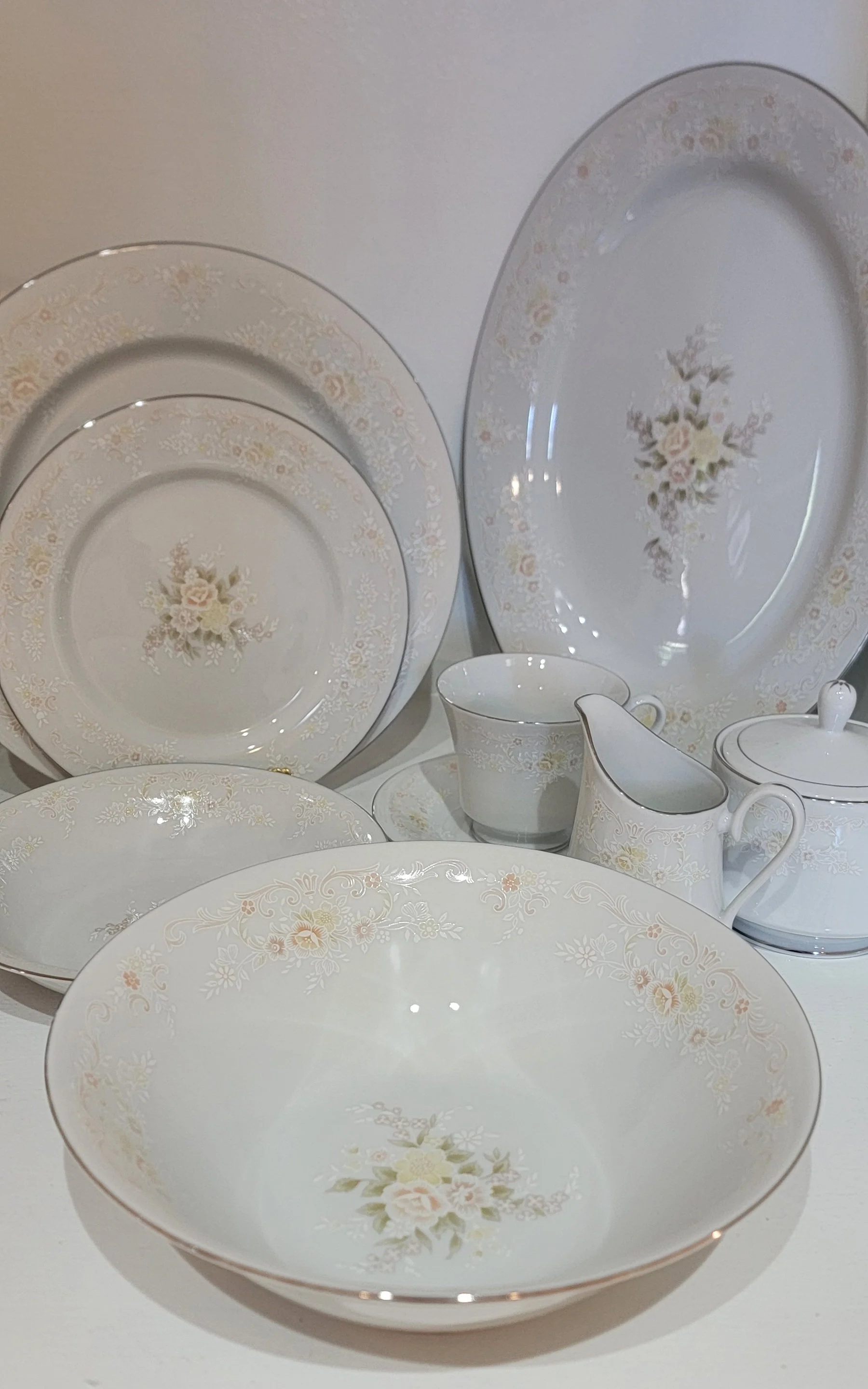 International Porcelain The Brighton Collection "Promise" •
Set contains: 1 serving bowl, 1 oval serving platter, 8 dinner plates, 8 salad plates, 8 teacups, 6 saucers, sugar with lid, creamer