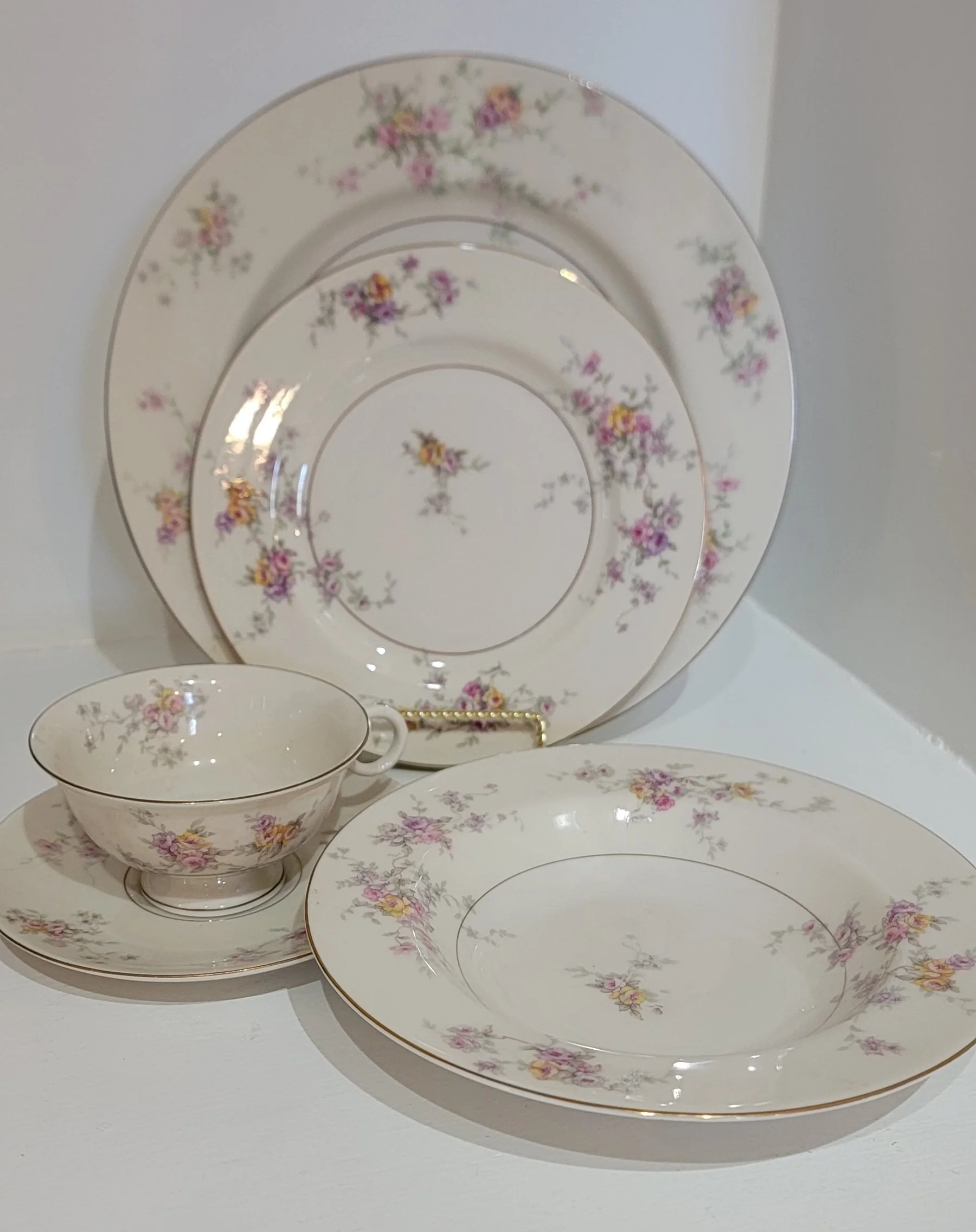 Theodore Haviland "Gloria" •
Set contains: 7 dinner plates, 5 salad plates, 6 bowls, 4 saucers, 3 teacups