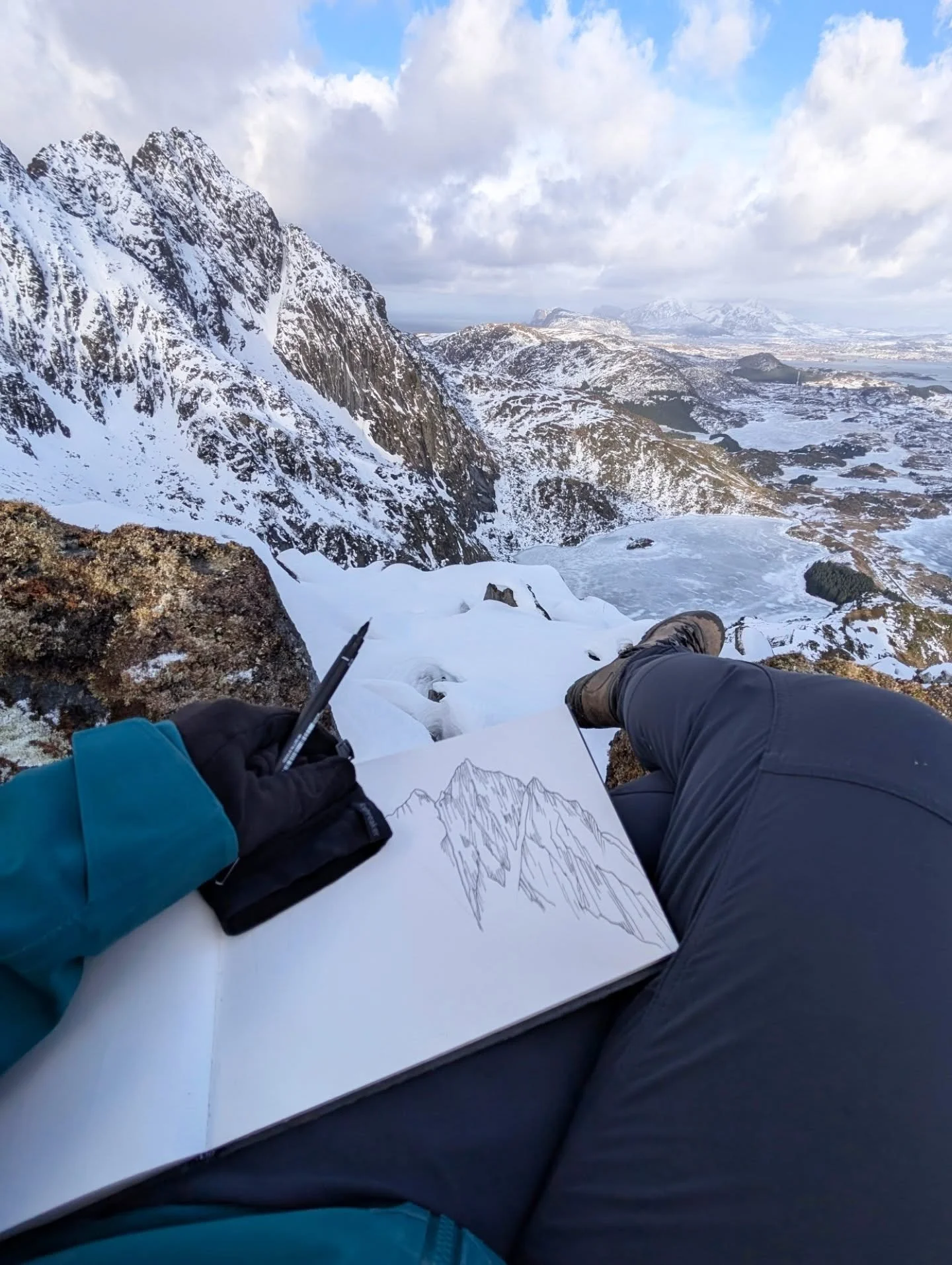 Love having the time to sit down, enjoy the views and draw outside. Something I need to make time for back at home in the Lakes rather than just on holiday.

I was absolutely spoilt for choice in Norway, unbelievable scenery and mountains for days 😍
