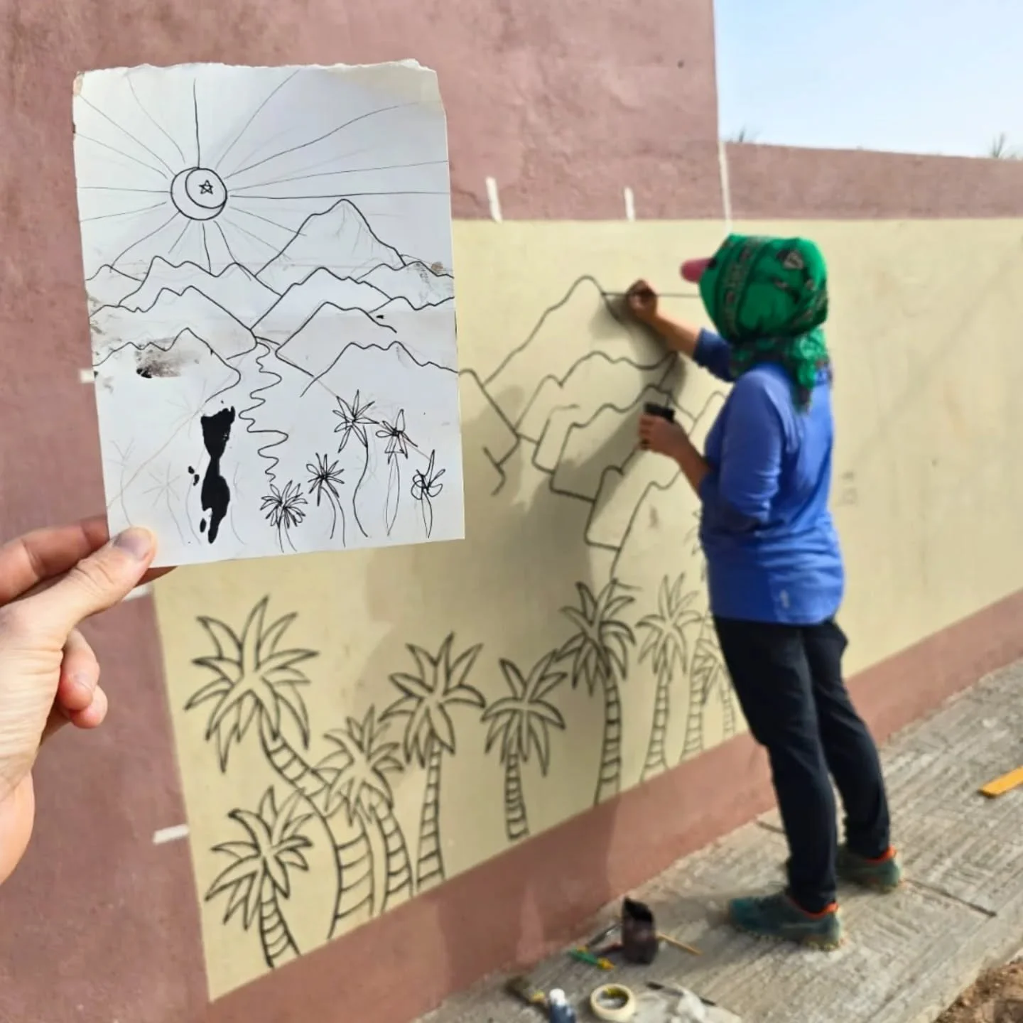 Throwback to muralling in Morrocco last summer 🌞 intense heat, sandstorms and no room for error as the paint dried so fast!

This was part of a @weareworldchallenge expedition as an Assistant Leader - the school we were working at caught wind that I