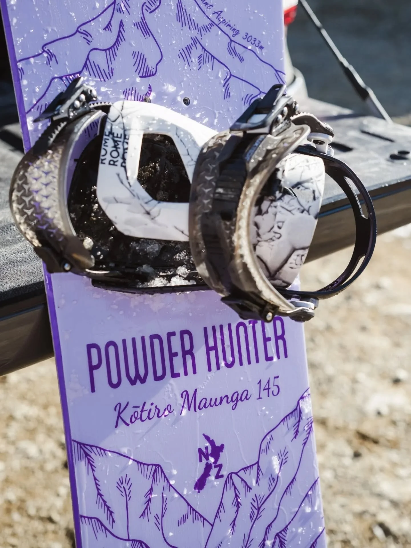 Getting some awesome pictures through at the moment from Wanaka, NZ 😍 still pinching myself with this @powderhuntersnowboards graphic commission so early on from when I started Summit Line Art. Il be getting my hands on one of these very shortly! Th