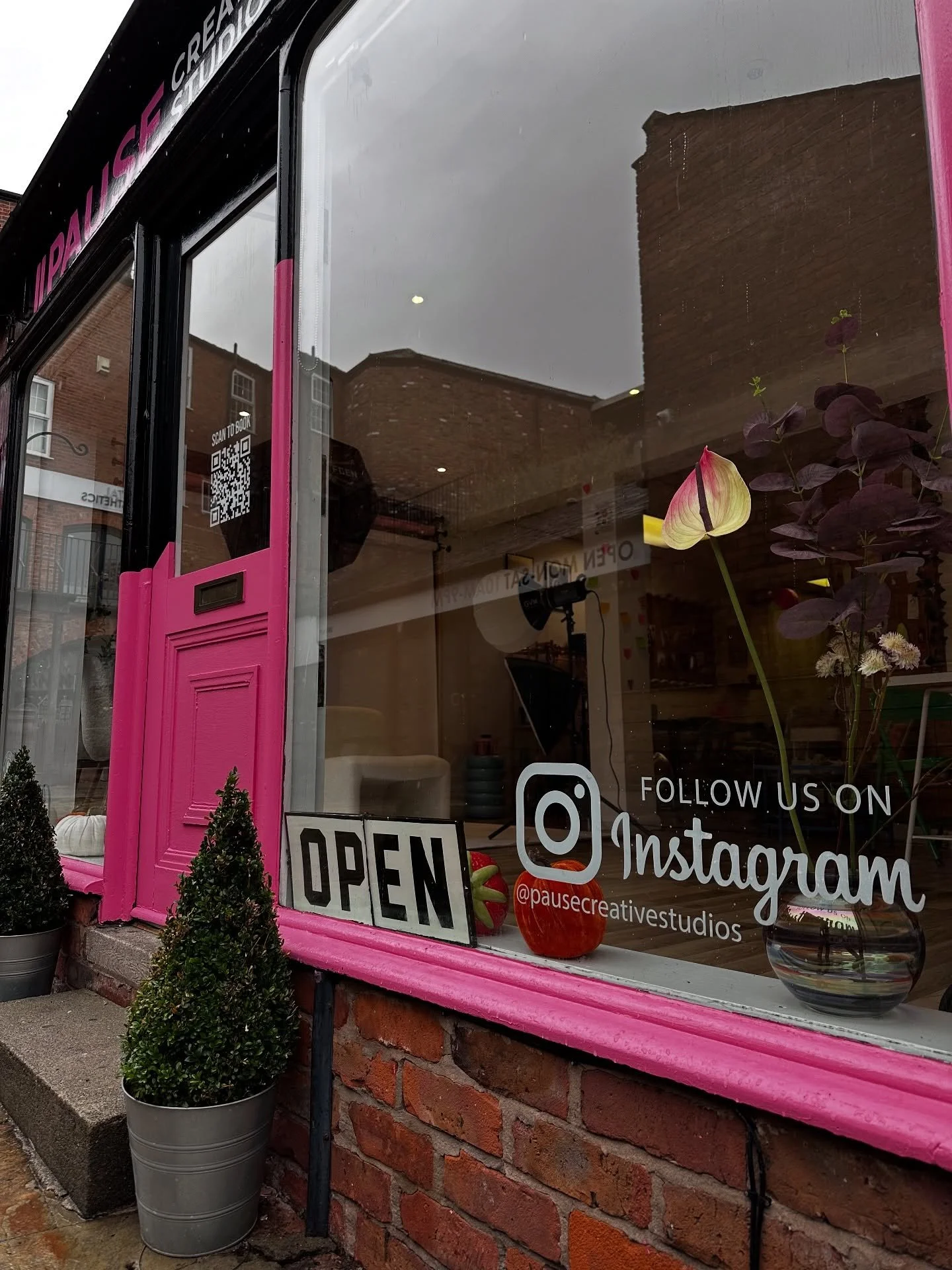 Some new additions to the windows 💕 All found on @etsy !

You can now SCAN to book! 👏

We are pet friendly (of course) we love to see your furry friends in your self-portrait sessions 🥹

A sign to follow our Instagram (if you are reading this you 