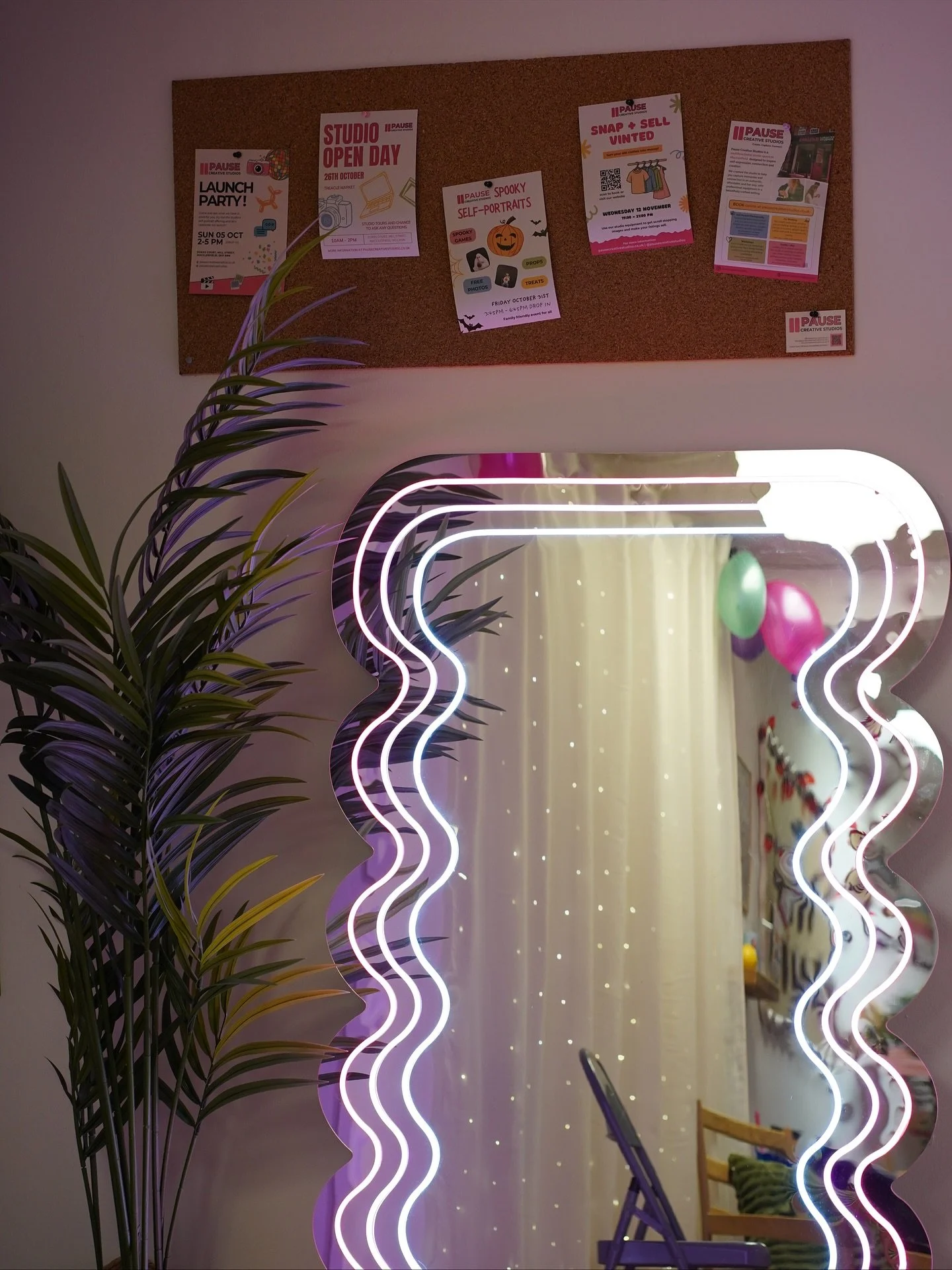 Some recent camera roll at @pausecreativestudios ✨

1. aesthetic corner and all our flyers
2. content spot with fairy light curtains 
3. small glimpses of Christmas 
4. the studio light of dreams 
5. throwback to our first co-working day
6. bts of a 