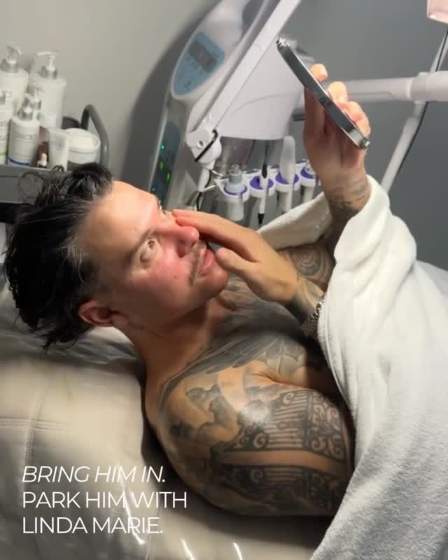 PSA girlies, stop letting him sit in the car. Book him a facial while you're in the chair, he'll thank you (and his skin will too!)
ㅤ
Today we're targeting congestion and dryness 🙌🏼
ㅤ
🏷️ balayage Brisbane, blonde hair Brisbane, hair colour results