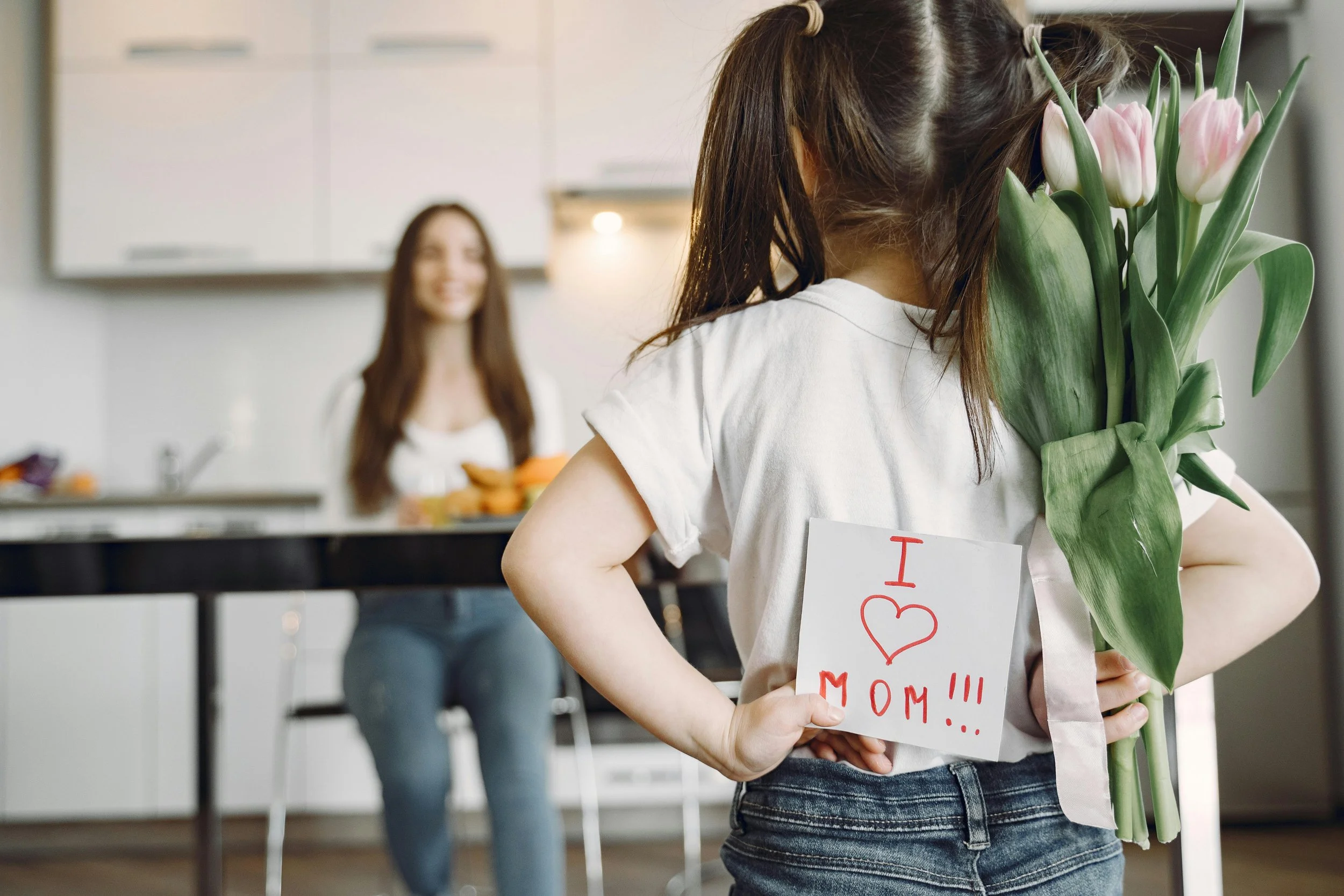 daughter with card that says I love mom after mom has been to therapy for overwhelmed moms