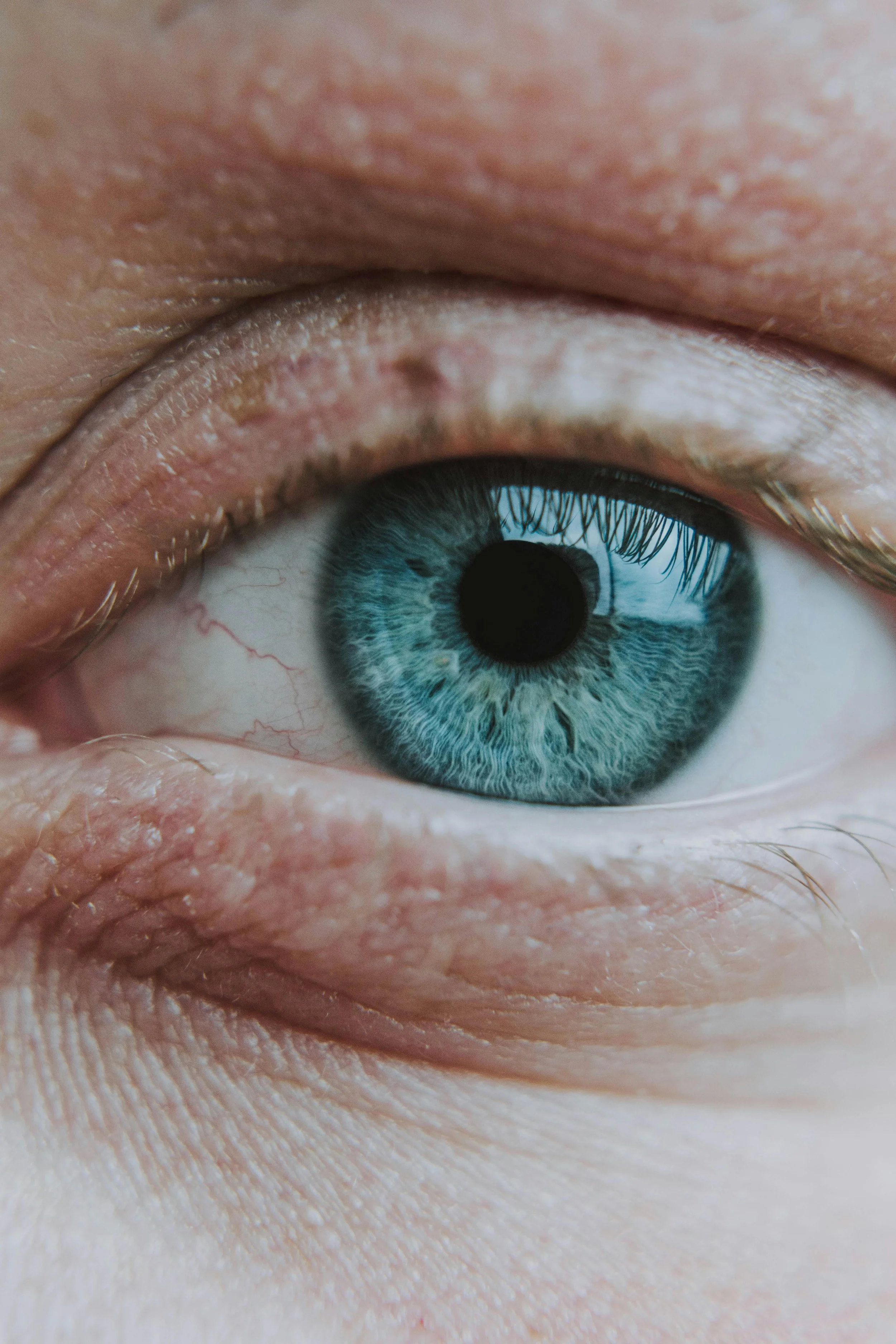 person's eye to represent online emdr therapy and online emdr therapists