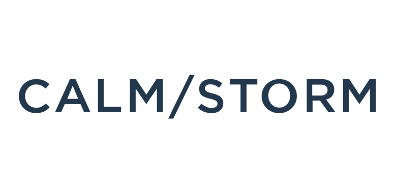 Textlogo mit den Worten CALM/STORM auf weißem Hintergrund.