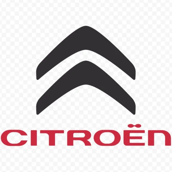 Logo de Citroën avec deux chevrons noirs au-dessus du nom en rouge.