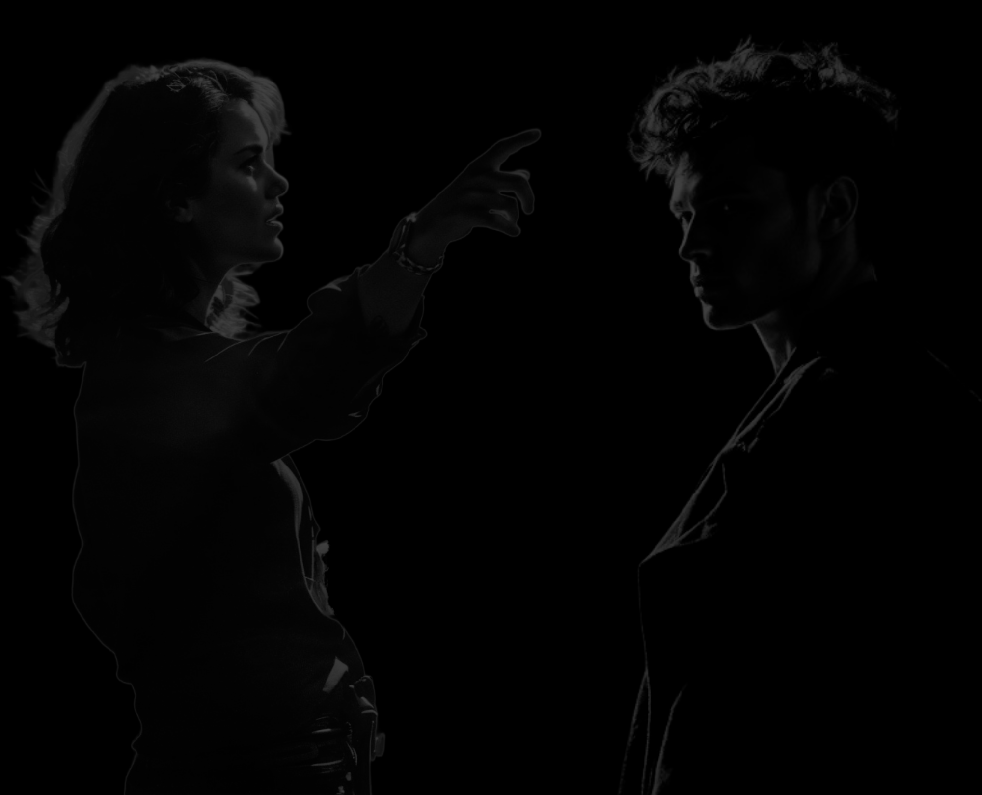 Silhouettes de deux personnes, un homme et une femme, face à face dans une ambiance sombre, la femme semble faire un geste vers l'homme