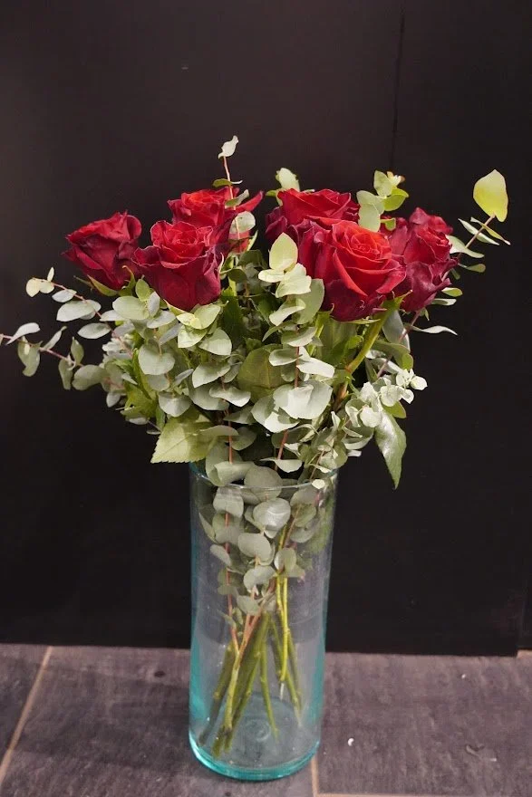 Rosenstrauss rot mit Beiwerk (Muttertag, Valentinstag)