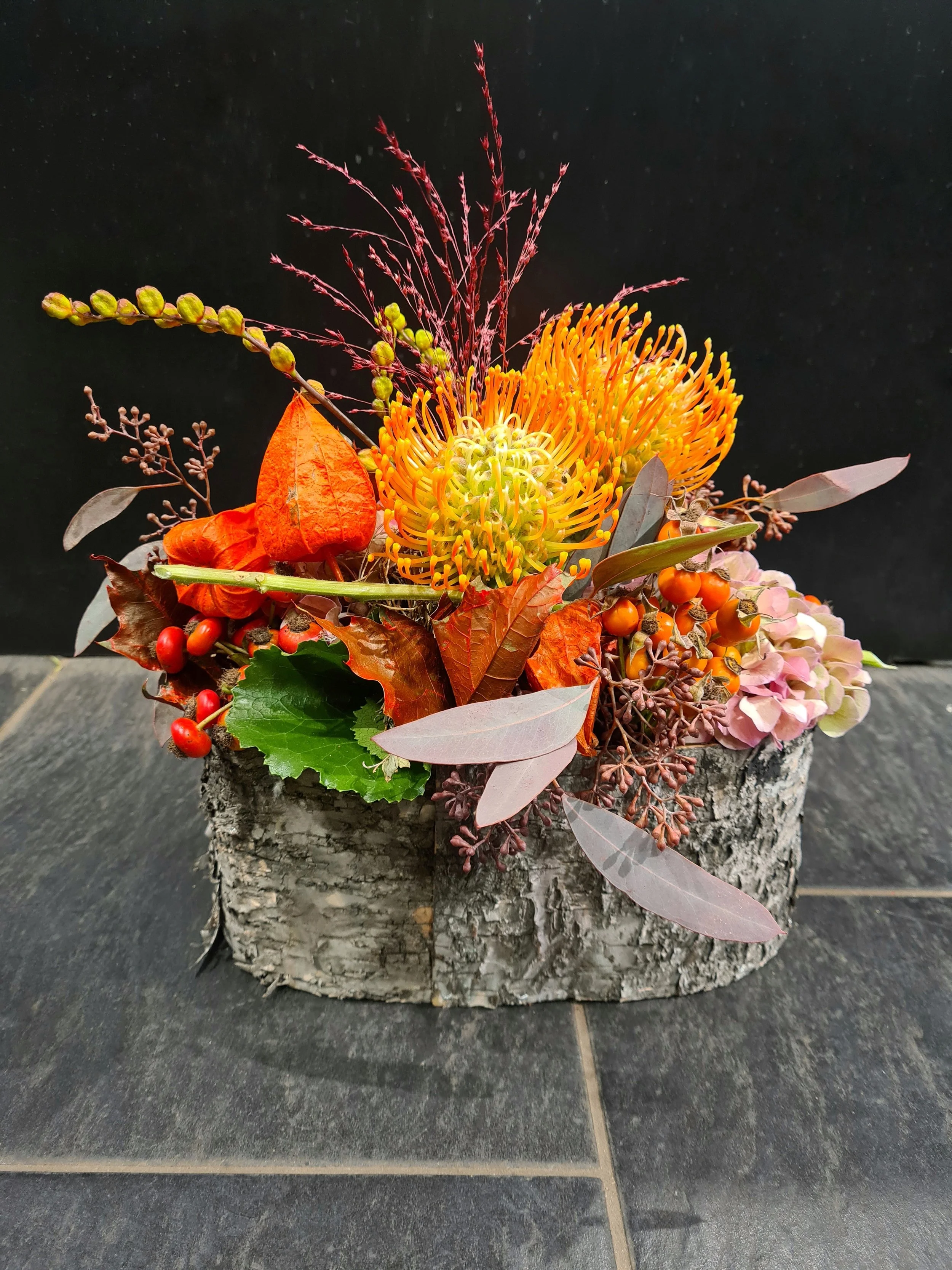 herbstliches Gesteck mit haltbaren Blumen