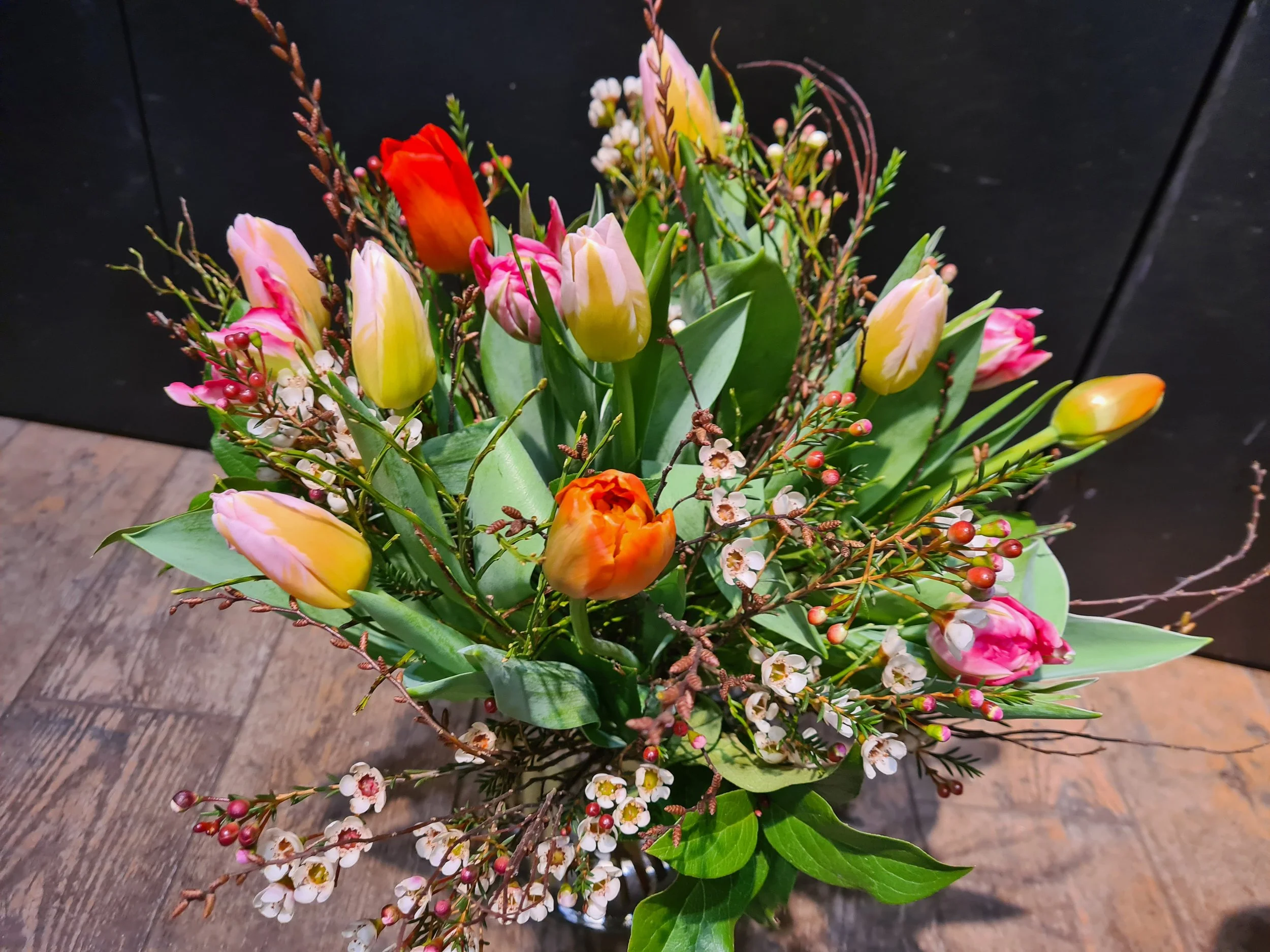 bunter Tulpenstrauss mit Beiwerk
