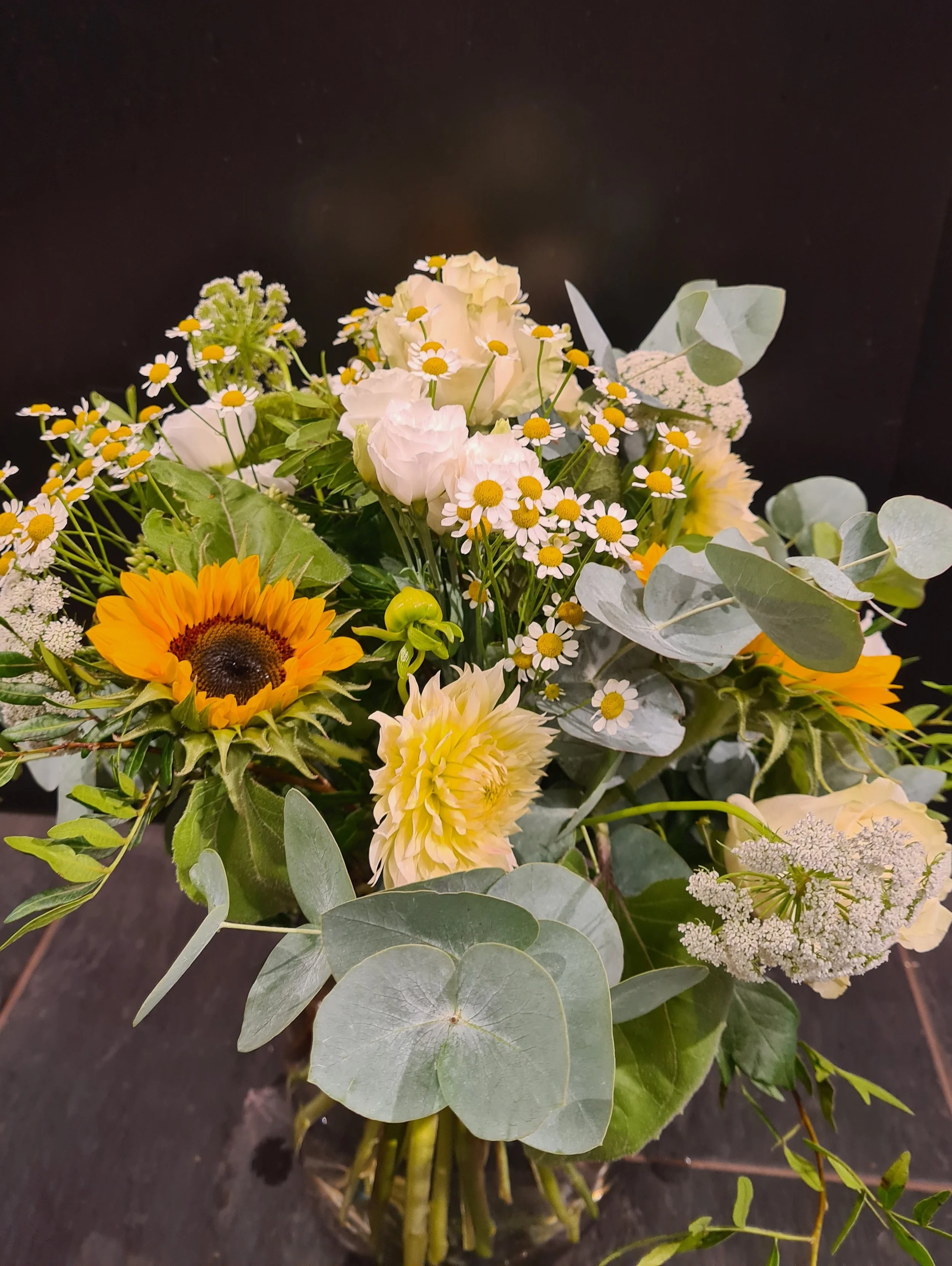 Sommer-Strauss in gelb-weiss mit regionalen Blumen