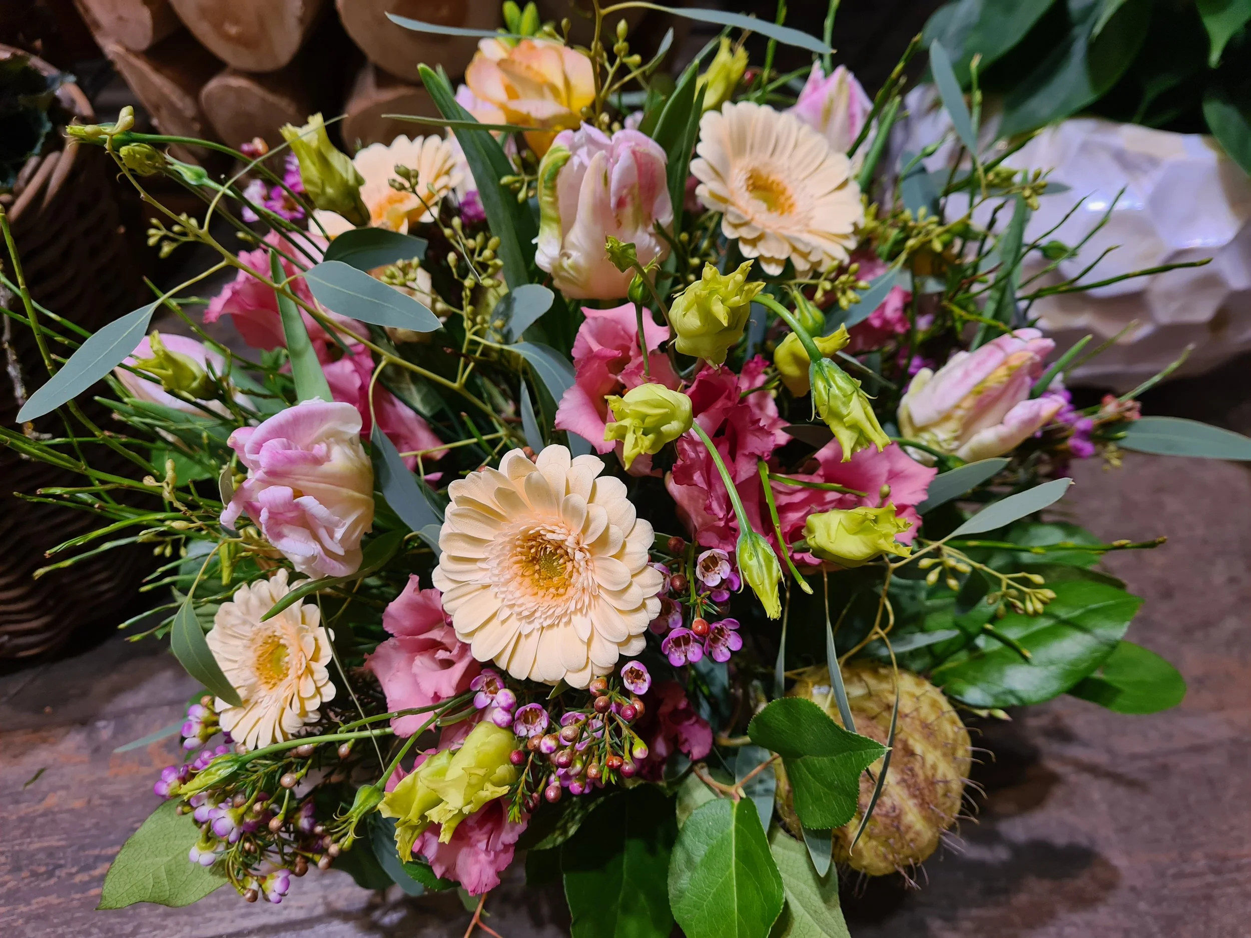 Frühlingshafter Blumenstrauss in rosa/pastell