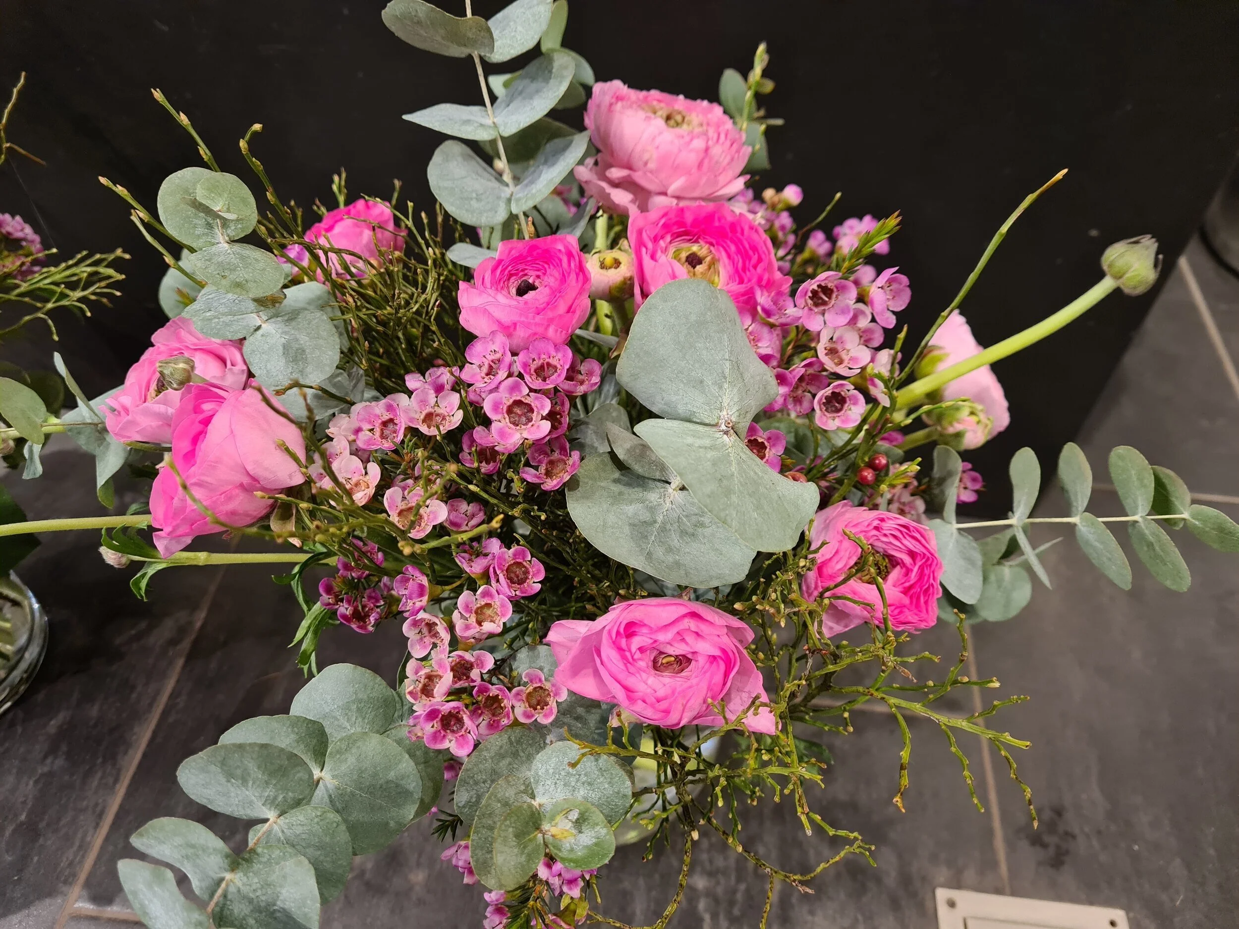 Ranunkeln mit Beiwerk in rosa/ pink