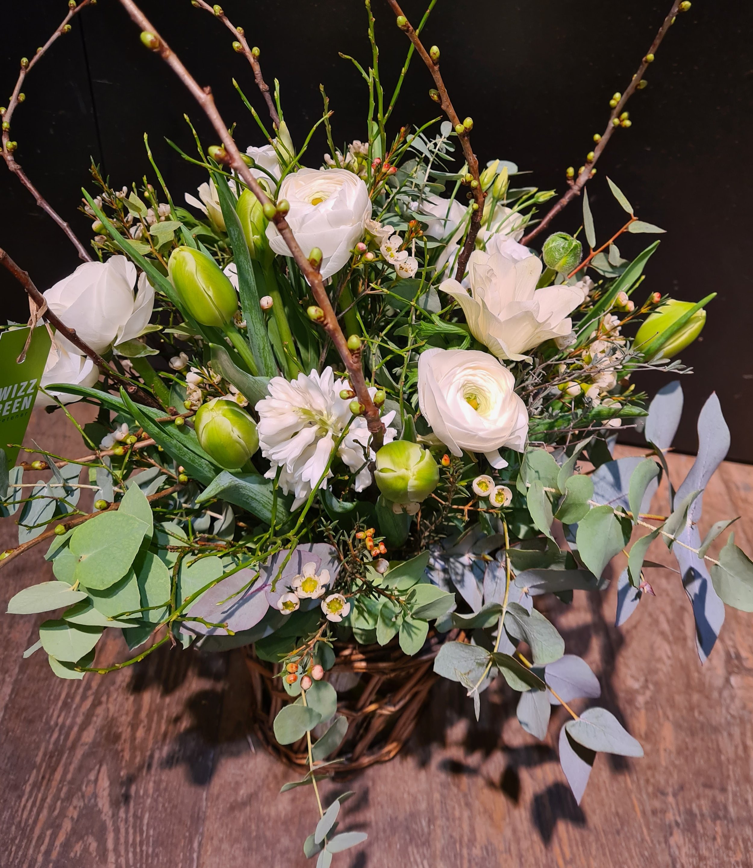 Frühlingshafter Blumenstrauss in weiss