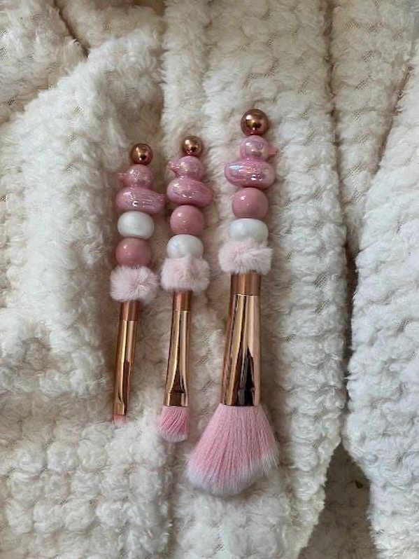 These duck makeup brushes are the perfect gift for any occasion! https://craftedcharmbyhannah.etsy.com/listing/4324959531
#craftedcharmbyhannah