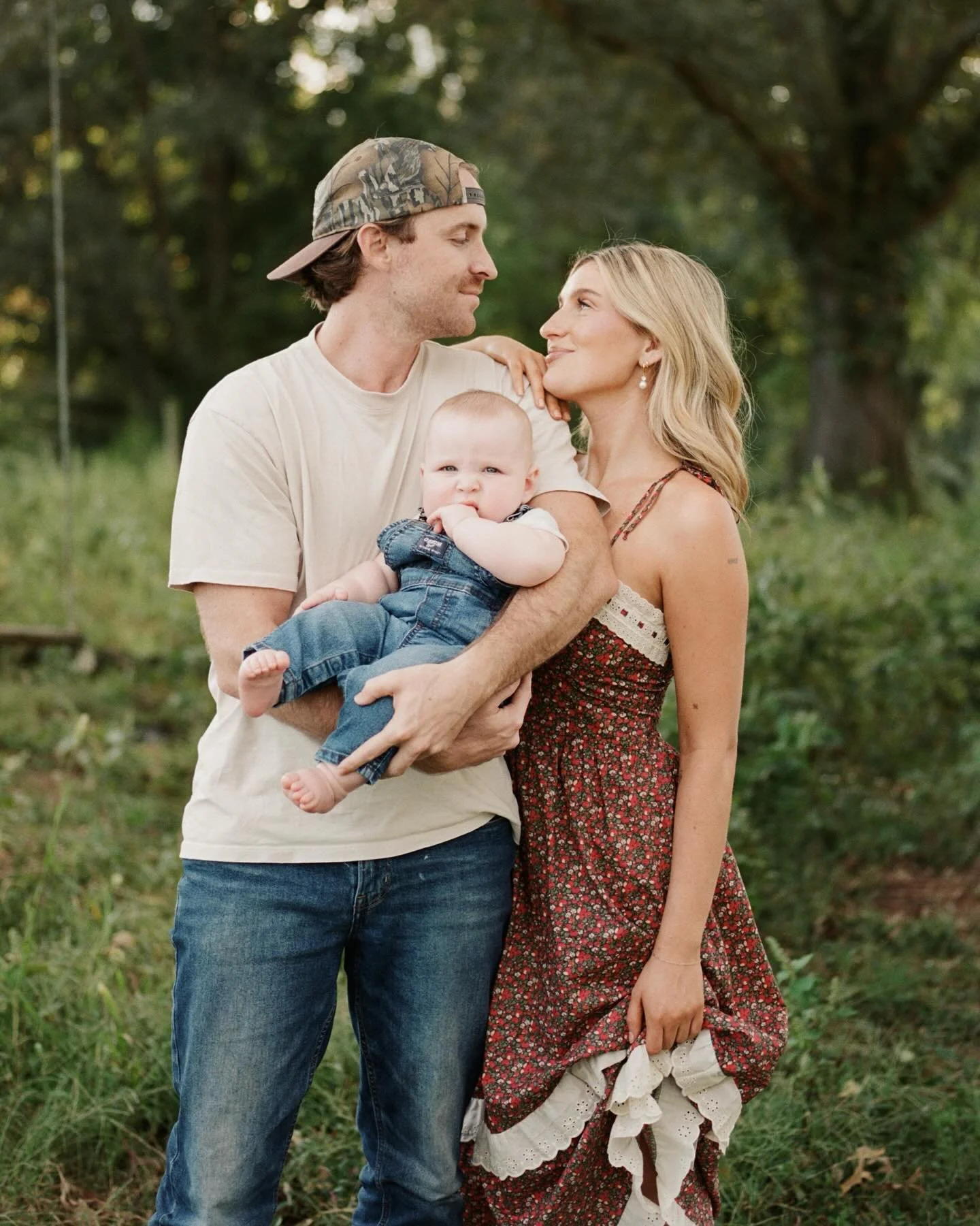 Sweet moments on film&hellip;and a little bit of digital!!

Stay tuned, because I&rsquo;ll be posting more information on my family fall mini sessions this coming week!!

#familyportrait #familyphotography #farm #farmlife #filmphotography #familyport