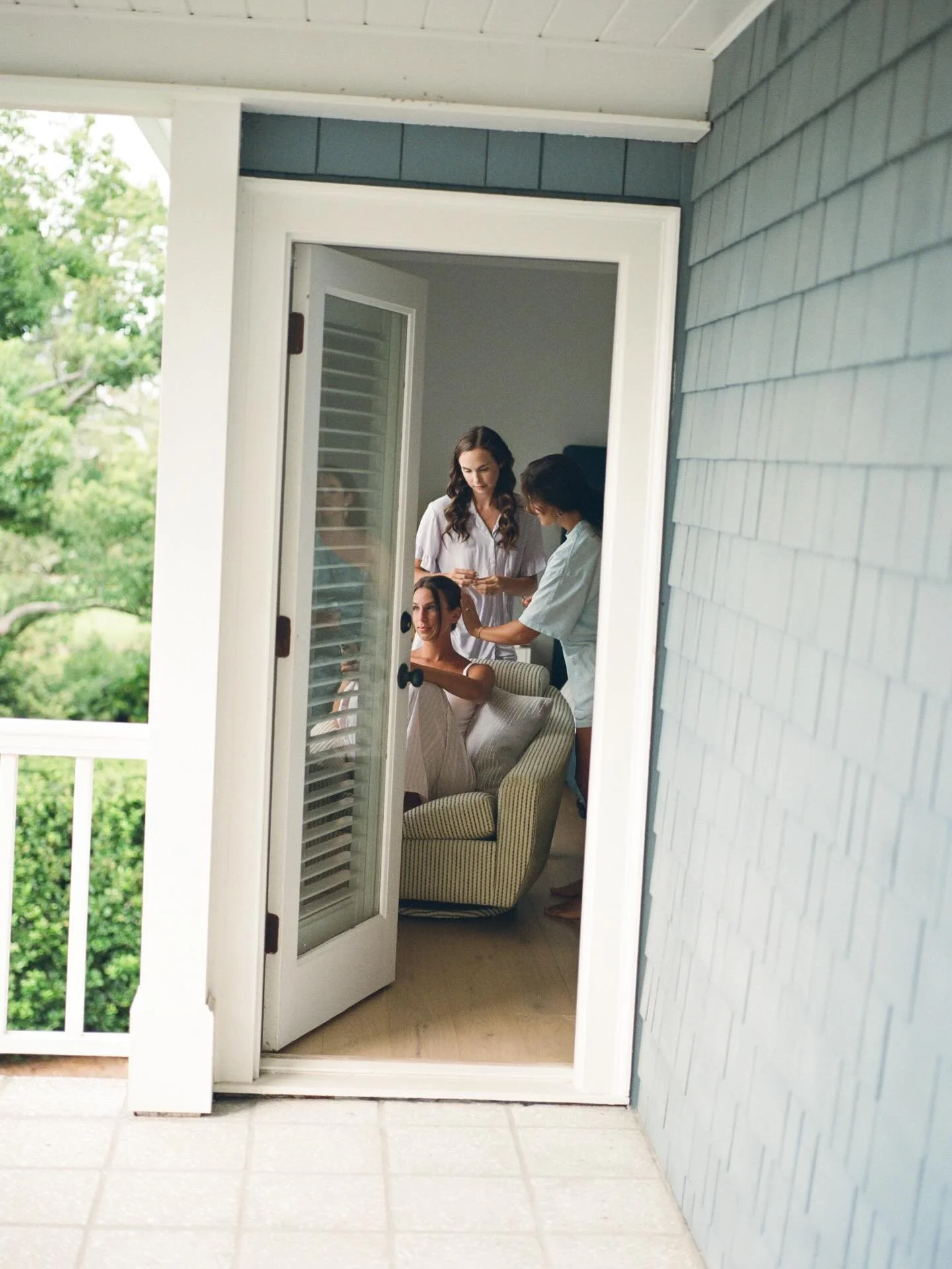 Nothing like a carefree wedding morning surrounded by your people!

&hellip; and the fact that I&rsquo;ve been sitting on these photos for months feels a little bit illegal!!