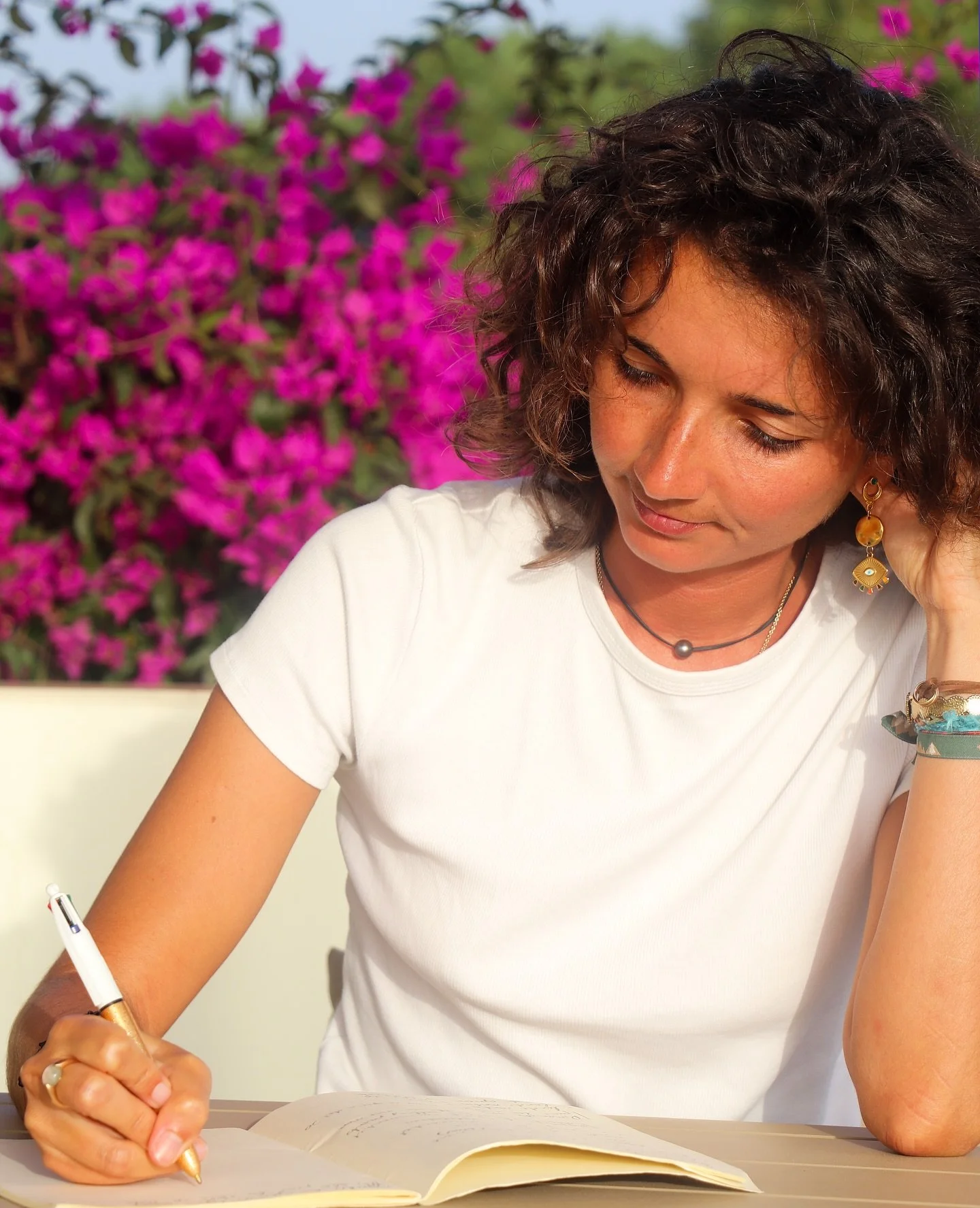 Tout le monde parle de 2026 comme de l&rsquo;ann&eacute;e 1.

Pour moi, c&rsquo;&eacute;tait 2025.

Celle o&ugrave;, pour la premi&egrave;re fois, je suis all&eacute;e au bout.

Si je partage ce bilan (que) maintenant,

c&rsquo;est parce que ce que j