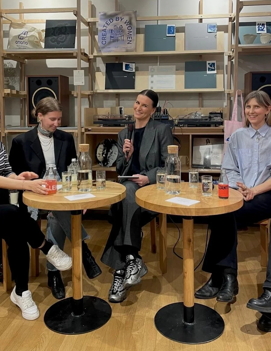 Female Community. Ein Begriff, der gerade &uuml;berall auftaucht &ndash; und der trotzdem, oder vielleicht genau deswegen, mehr bedeutet als je zuvor.

Gestern Abend durfte ich beim Talk &bdquo;Created by Women&ldquo; im @ototo_vienna moderieren. Neb