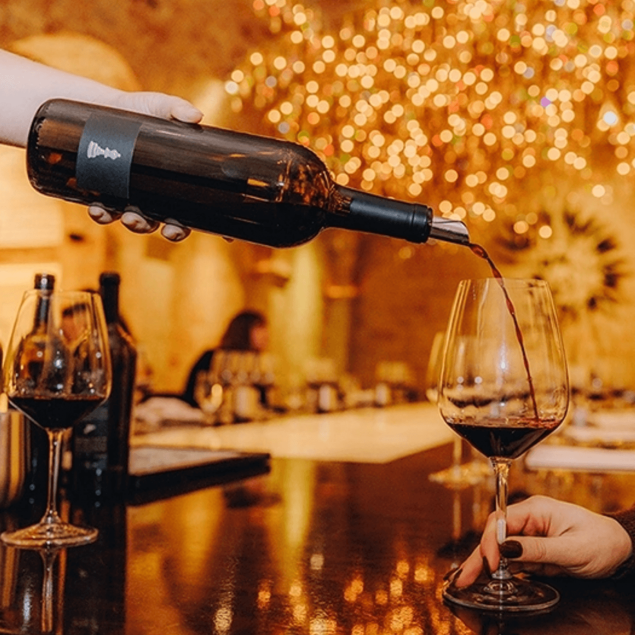 in-person-experiences-wine-pour