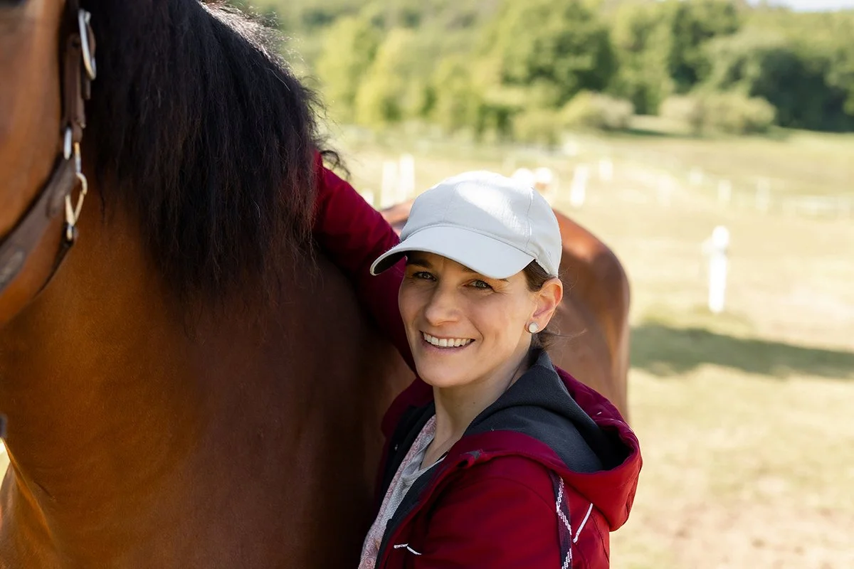 Pony und Mensch in harmonischer Verbindung inmitten der Natur des Nürnberger Landes.