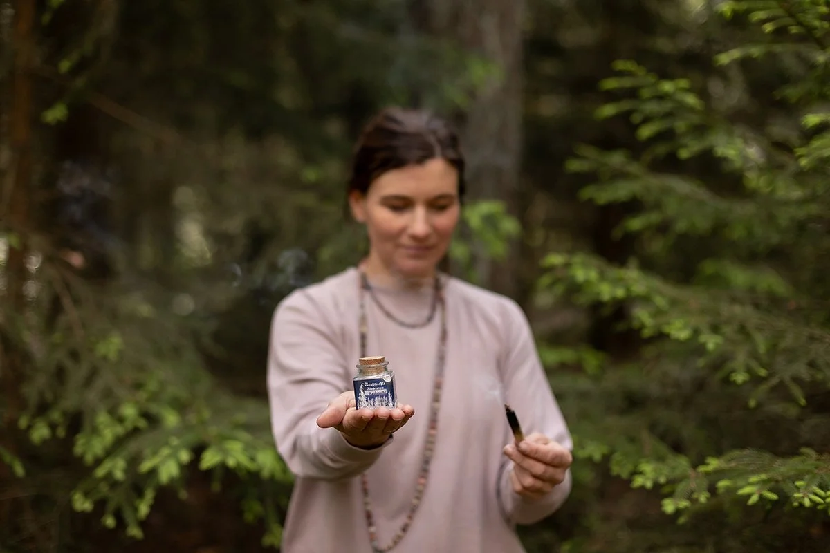 Vorbereitung auf die Rauhnächte: Räuchermischung und Palo Santo als Begleiter für Rituale, Reflexion und innere Einkehr in der Natur.