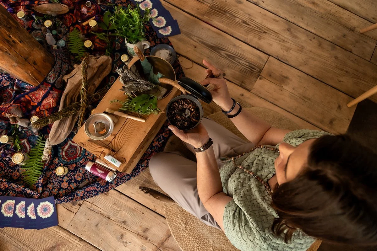 Räuchern mit heimischen Kräutern: Klangschale, Pflanzen und Naturmaterialien schaffen eine inspirierende Atmosphäre für achtsame Workshop-Erlebnisse.