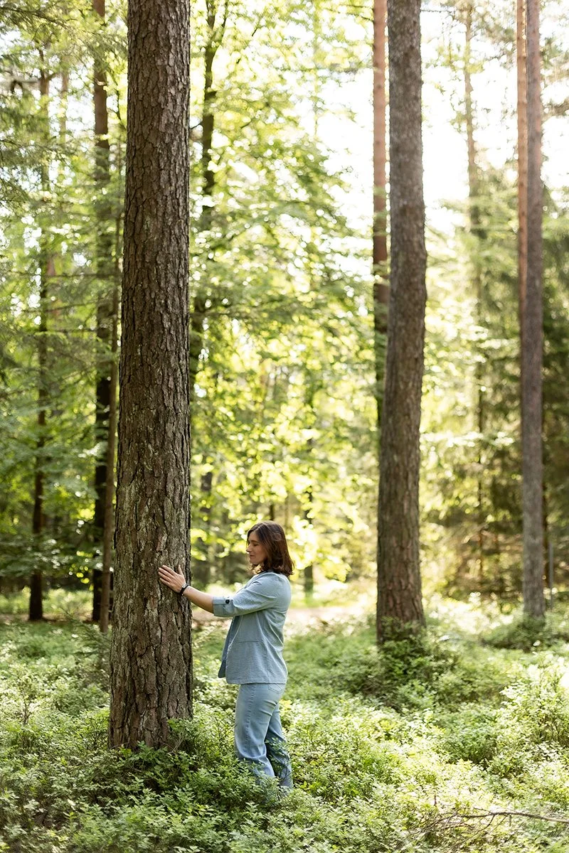 Achtsamkeitsübung im Wald: Die bewusste Verbindung zur Natur fördert Ruhe, Erdung und Wohlbefinden.