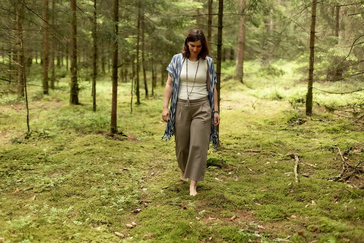 Retreat und Waldbaden: Barfuß im Wald entsteht ein bewusstes Naturerlebnis voller Ruhe und Präsenz.