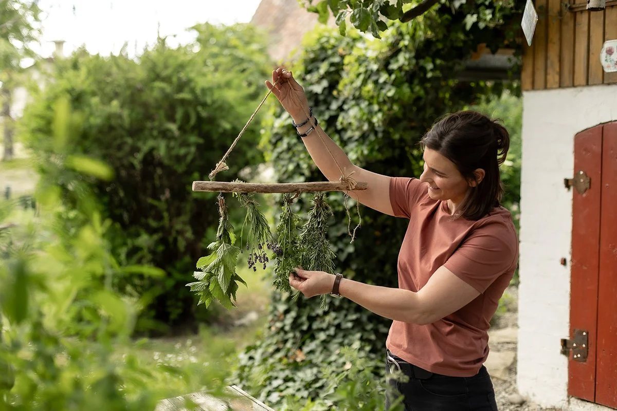 Anja Haselhofer zeigt im Kräuterworkshop, wie Kräuter schonend getrocknet und für Räucherungen, Tees oder Naturanwendungen aufbewahrt werden können.