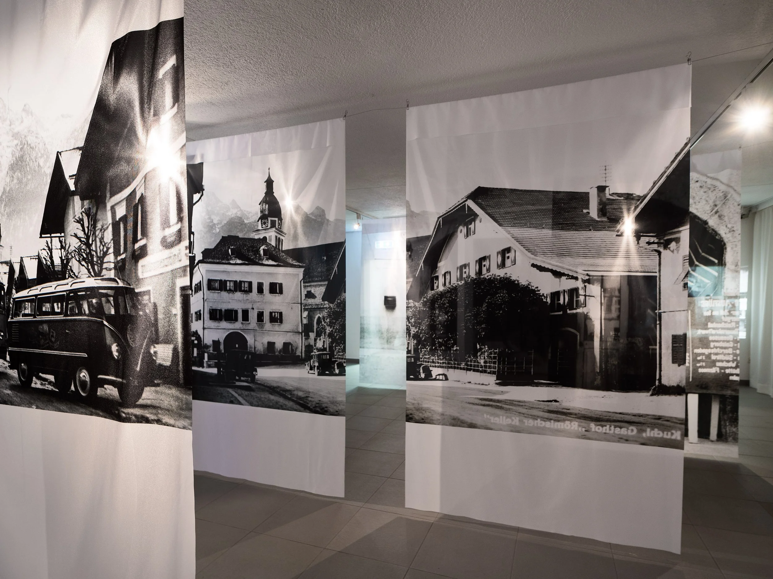 "Spuren der Erinnerung" 12 bedruckte Stoffbahnen 250 cm x 140 cm, Video, Diaprojektion
Fotos ©Rudolf Strobl