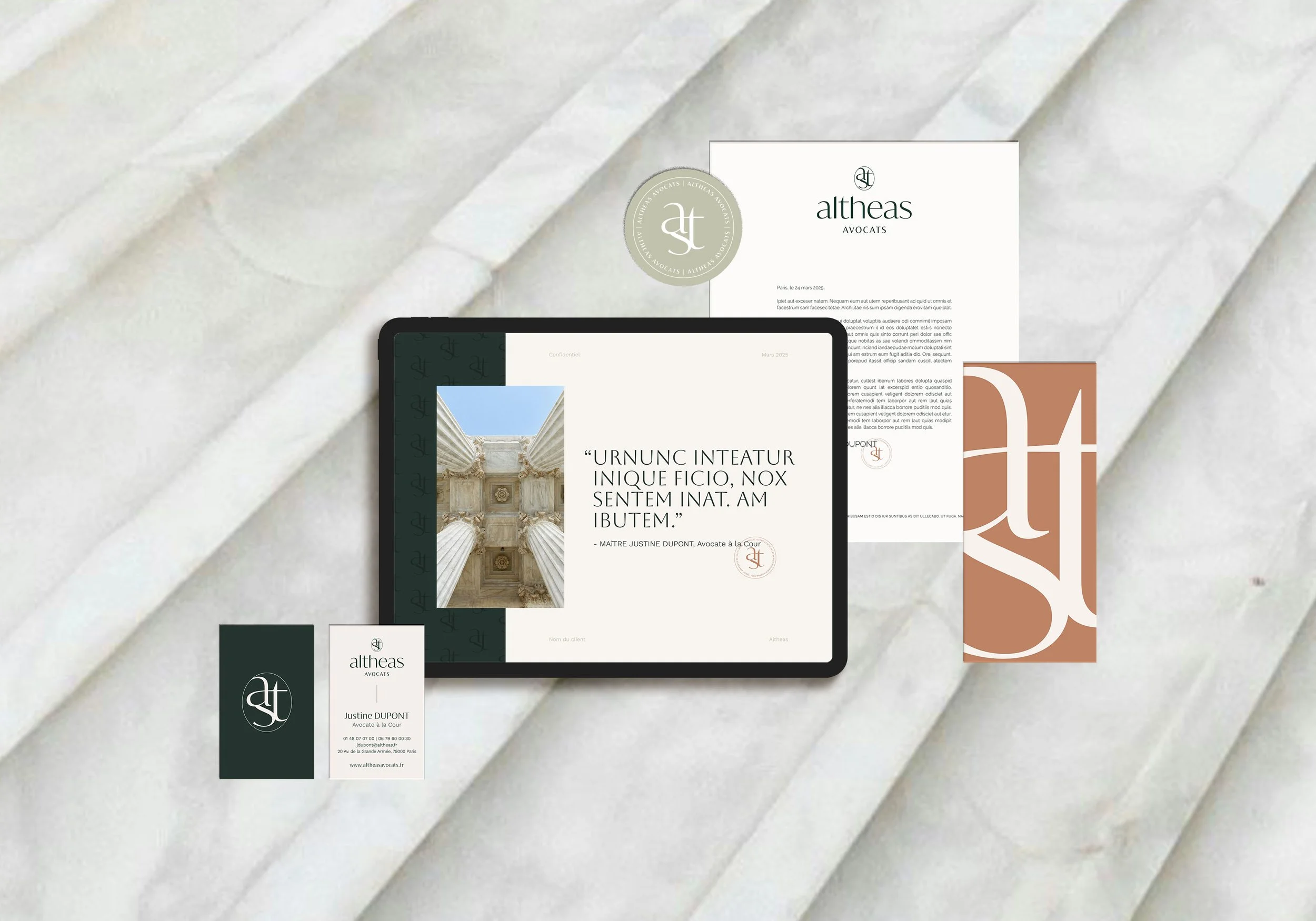 Présentation des supports de communication de la marque pour le cabinet d'avocats Altheas, comprenant un logo, cartes de visite, document numérique avec citation, et papier en-tête sur un fond de marbre blanc.