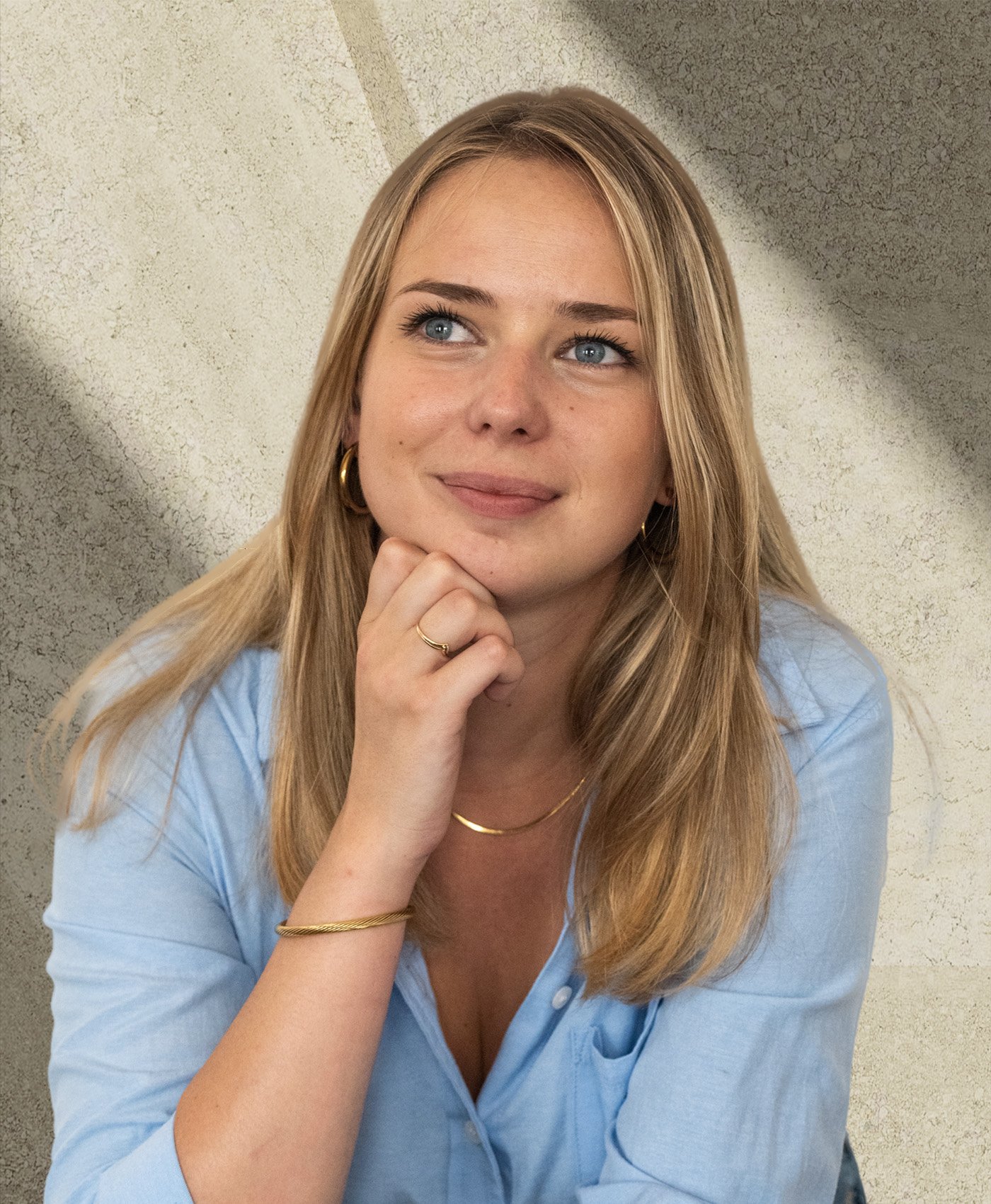 Photo de Jodie Lemoine-Boidin avec un fond en texture beige.