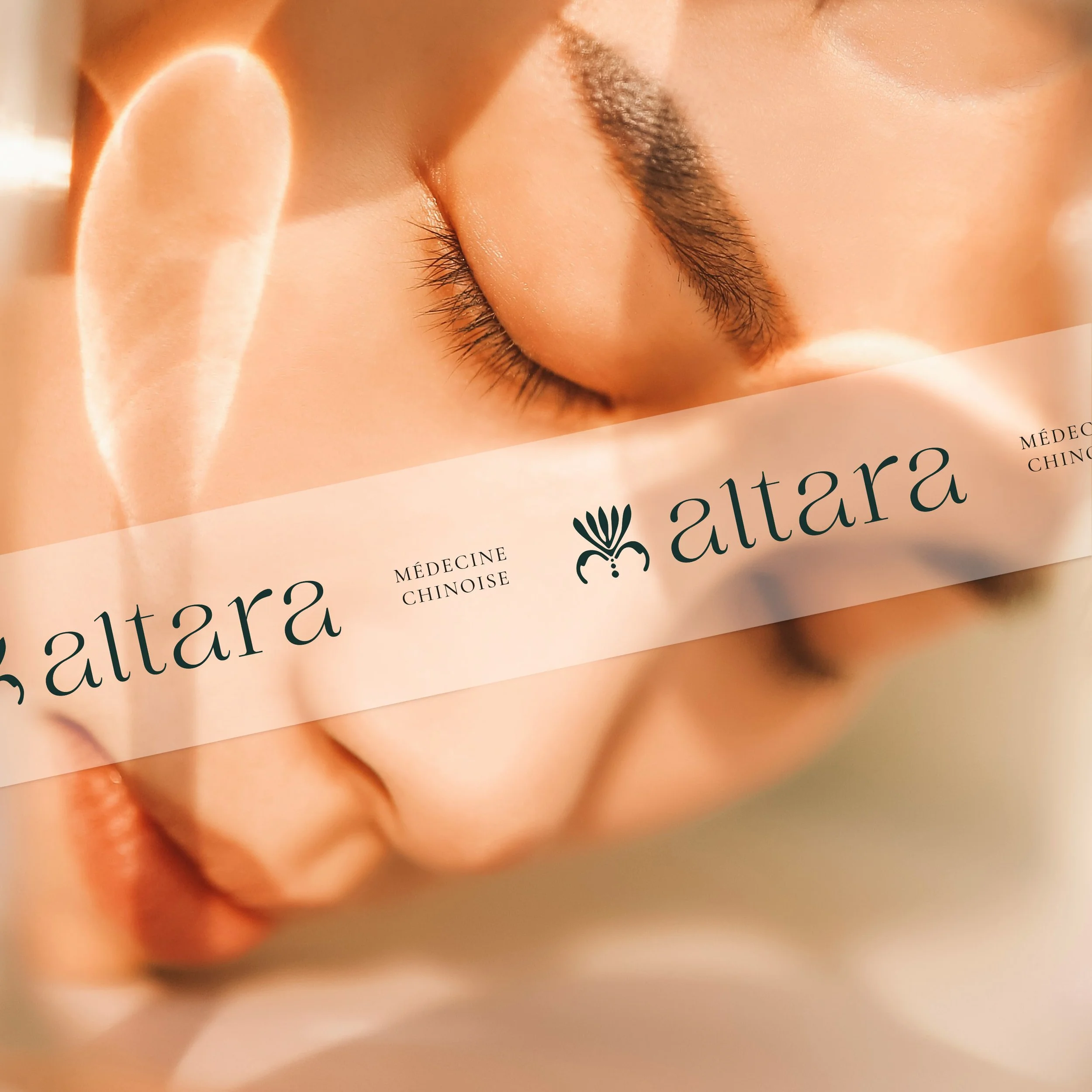 Présentation du logo d’Altara une bande translucide portant le logo et l'inscription 'médecine chinoise' sur fond d’une photo d'un visage féminin avec les yeux fermés.