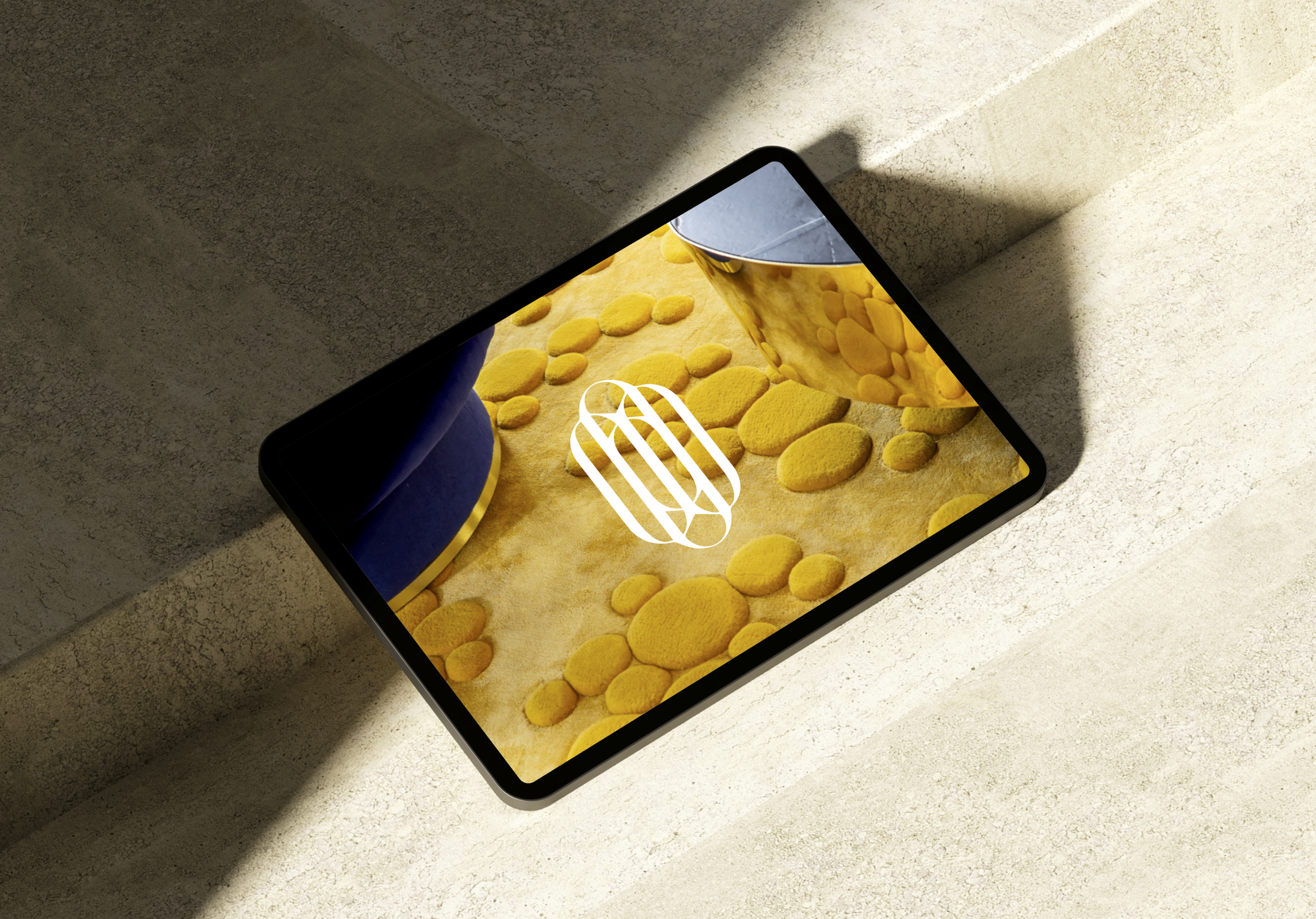 Tablette avec le logo de Wonderland Productions