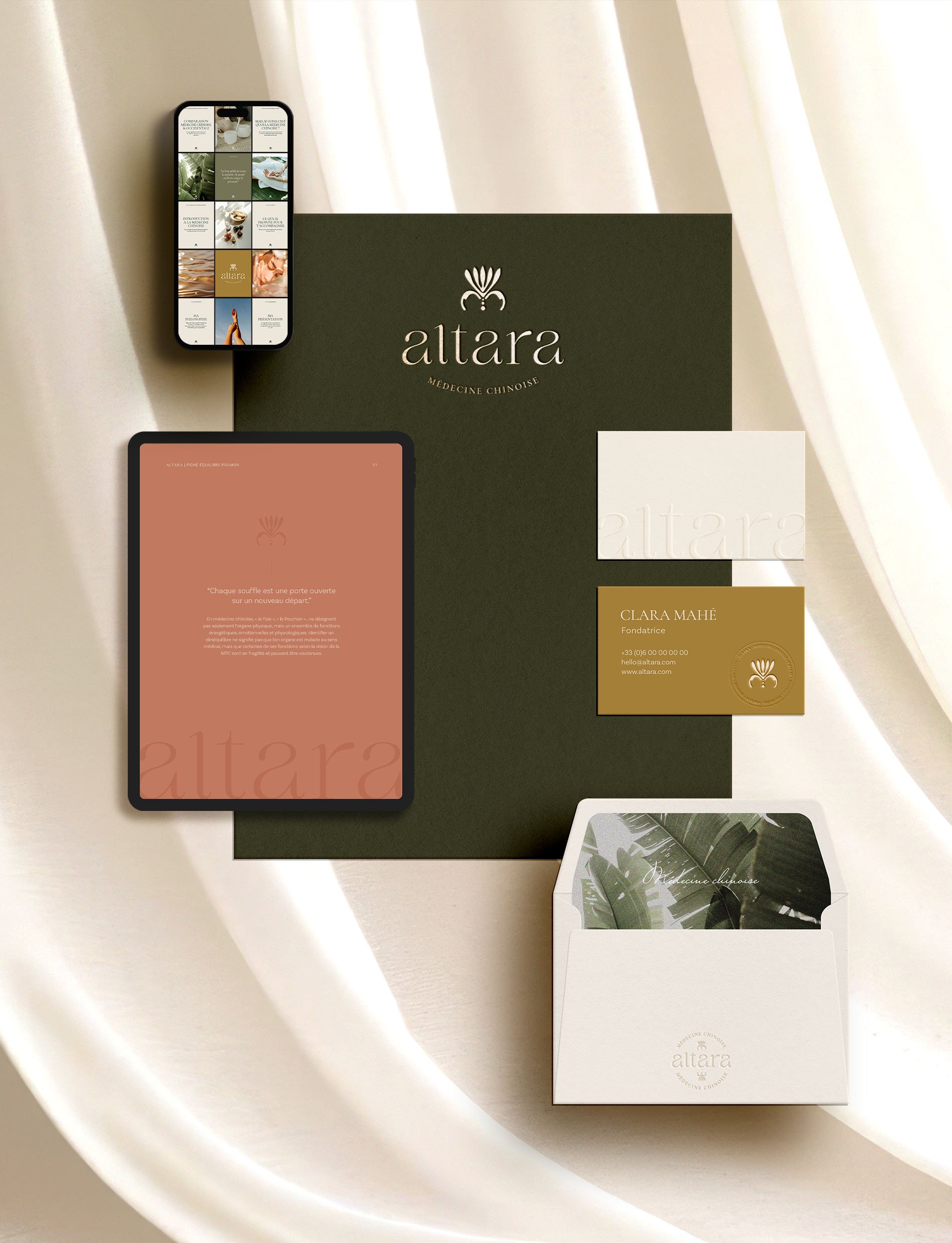 Présentation des supports de communication de la marque Altara, comprenant un smartphone avec le feed instagram, une tablette avec une présentation, une carte de visite, une enveloppe et un papier en-tête sur un fond sophistiqué.