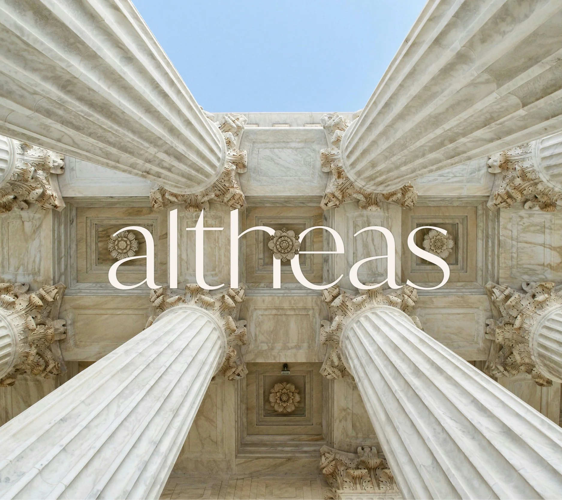 Présentation du logo d’Altheas Avocats. Vue en contre-plongée de colonnes en marbre avec des détails sculptés avec incrustation du logo Altheas.