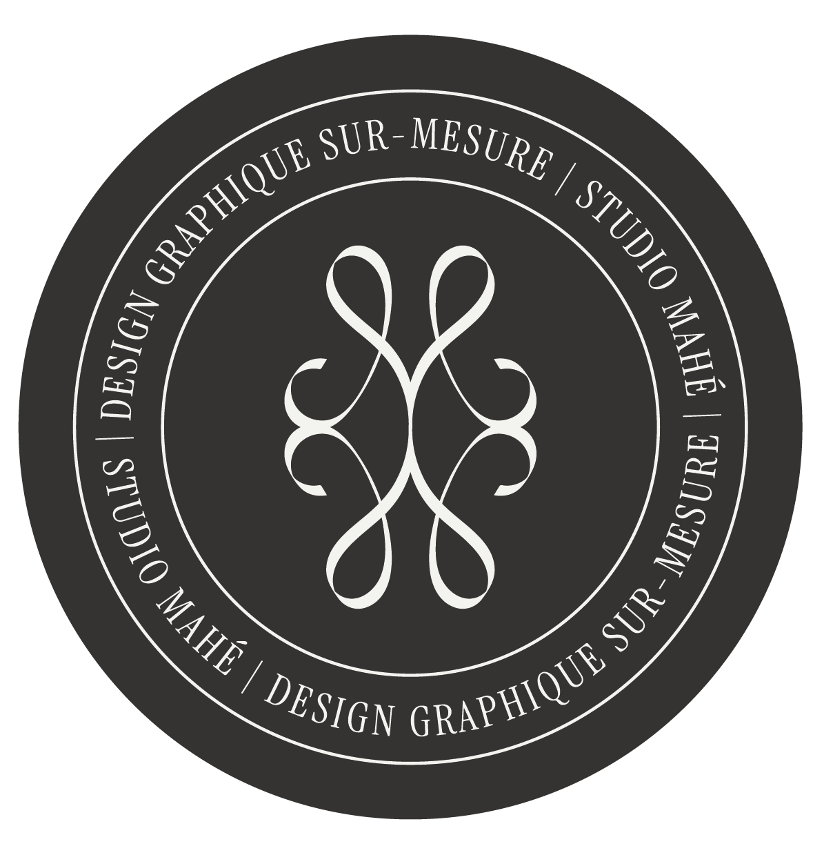 Logo circulaire monochrome avec le symbole du Studio Mahé, entourée par le texte en français et anglais: "Design Graphique Sur-Mesure" et "Custom Graphic Design".