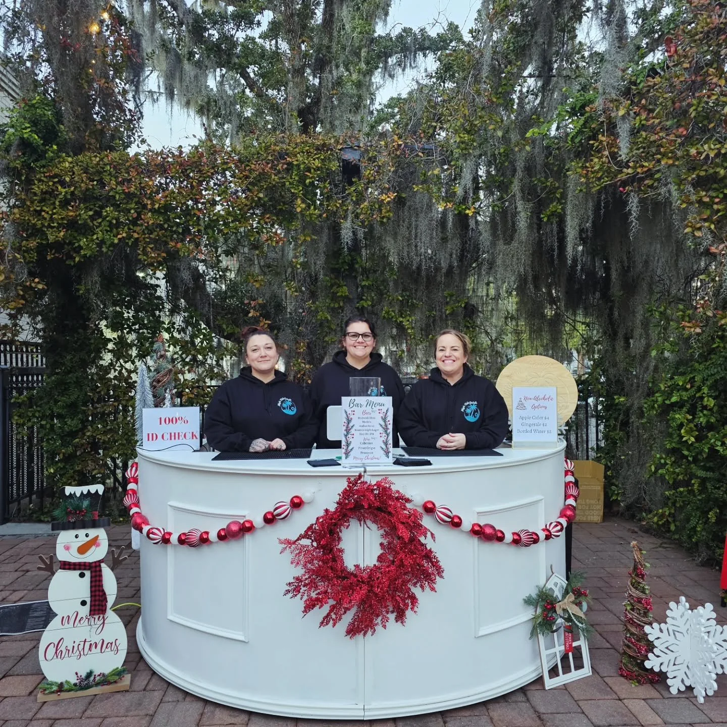 Our newest bar made its debut at the Mistletoe Market this week ❤️
Now booking weddings &amp; events across the Lowcountry!

From intimate gatherings to full-scale celebrations&mdash;we&rsquo;ve got the bar covered 🍸✨

#hightidespirits #mixingmemori