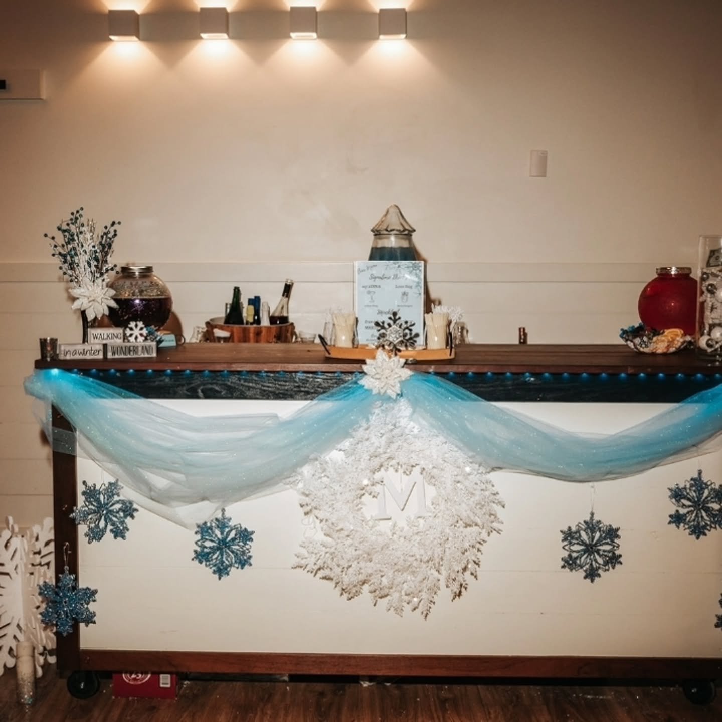 Winter Wonderland @hartmeadowsranch ❄️ We love this venue 😍 #charlestonweddings #charlestonbride #mobilebartending #hightidespirits