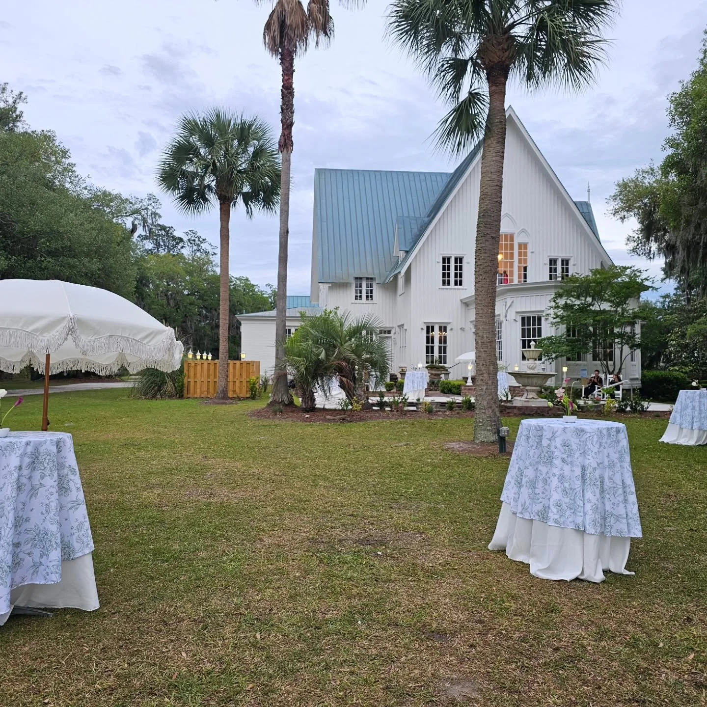 Calling all 2027-2028 couples getting married in #beaufortsc at #kirksmansion #agapaeoakswedding #cottonhall #beaufortinn I have a special promo for you! Send us a pm or an inquiry on our website and let me know you saw this ad! https://www.hightides