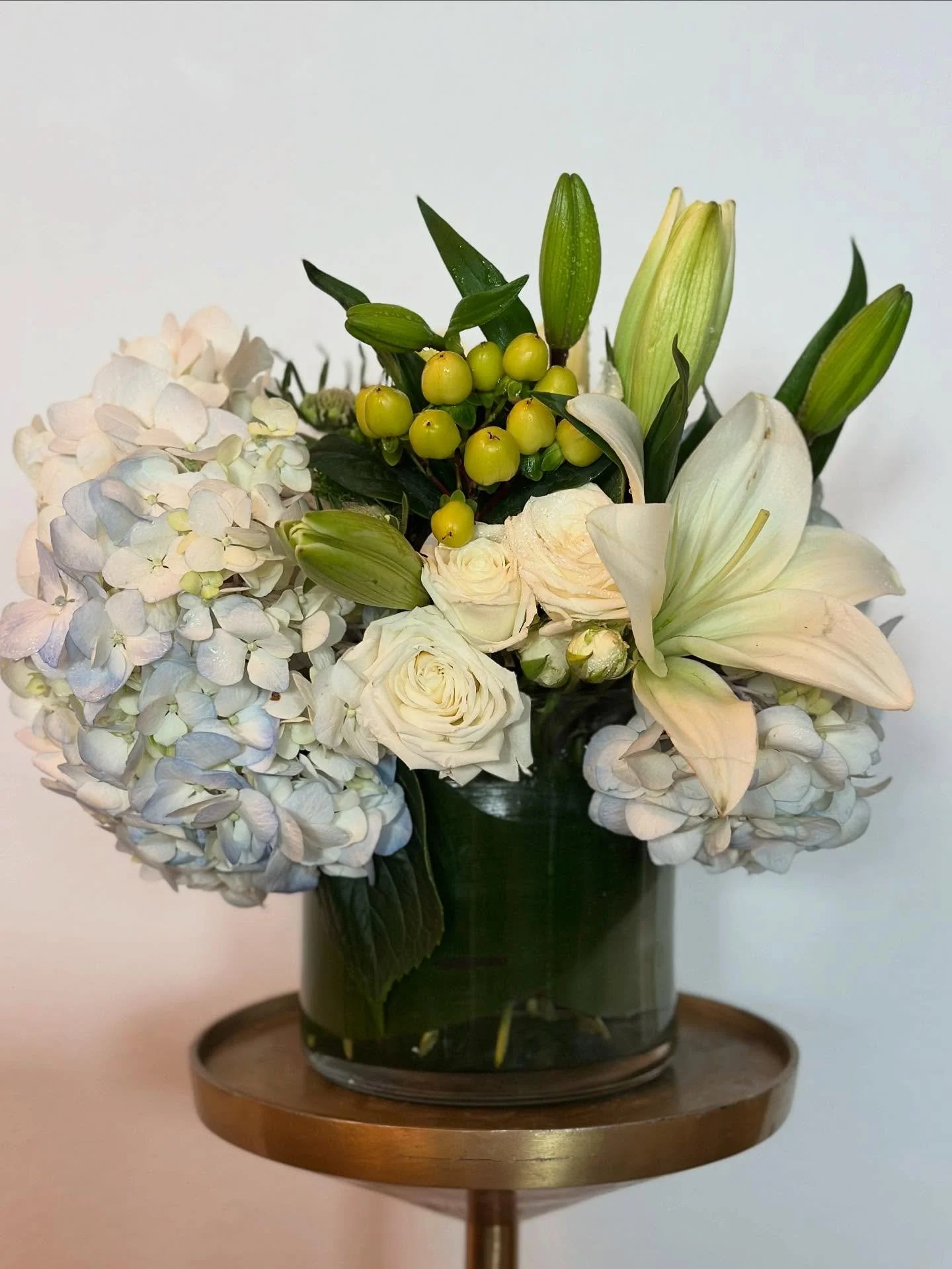 not typically a lily girly but if a client requests them, lilies it is ! 

#floristsofinstagram #chicagoflorist #floraldesign #floraldesignerlife #chicagofloraldesign #lilies #hydrangealove #spayroses #bulldoglovers #bulldogapproved