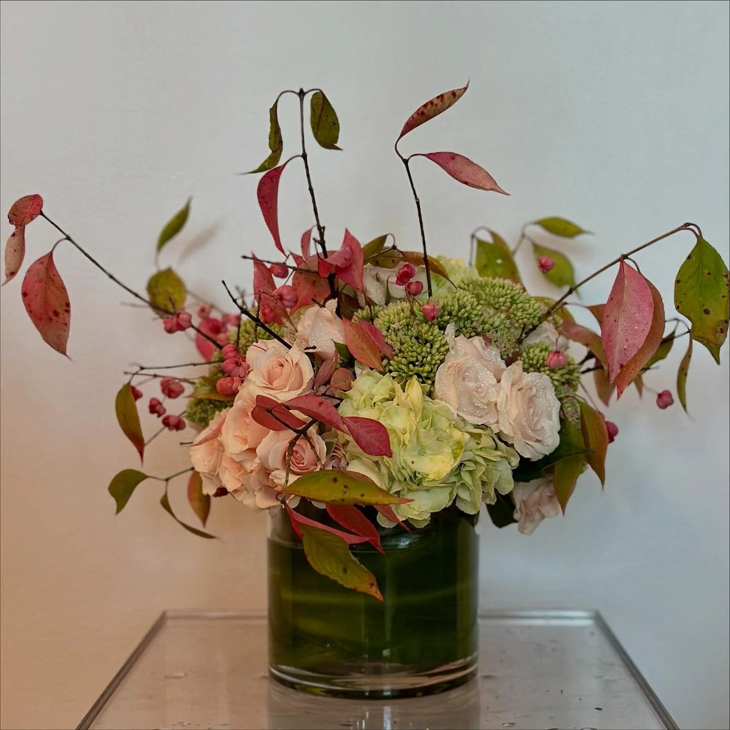 the summer and fall mashup we never knew we needed 🍂🍃💕 

.

.

.

#fallflowers #fallfloralarrangements #summerfloraldesign #summerflorals #changingoftheseasons #hydrangealove #sprayroses #fallfolliage #birthdayflowers