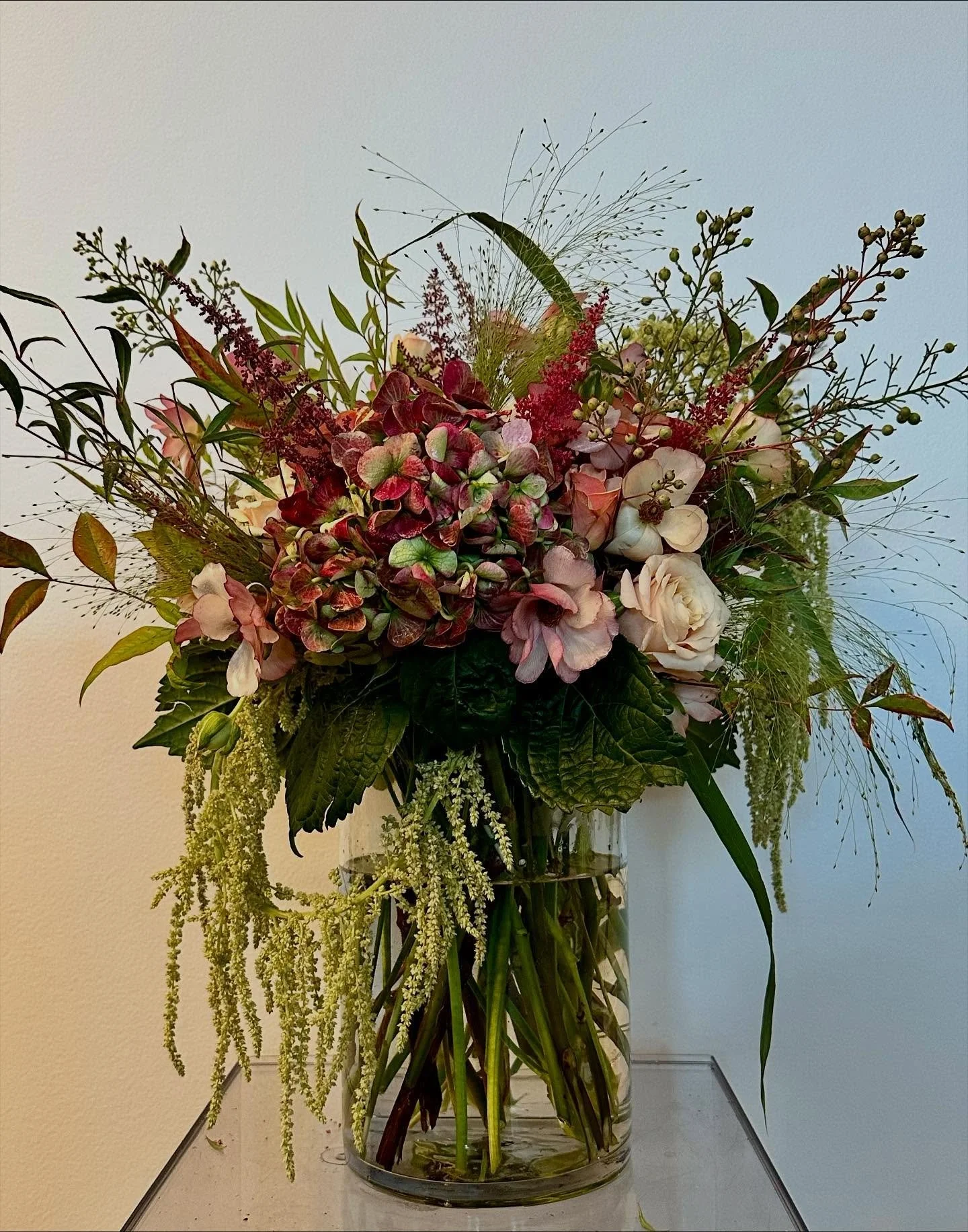 👀

.

.

.

#butterflyranunculus #sprayrose #grassexplosion #astible #hangingamaranthus #florist #chicagoflorist #floral #floraldesign #chicagofloraldesign #floraldesigners #fallinchicago