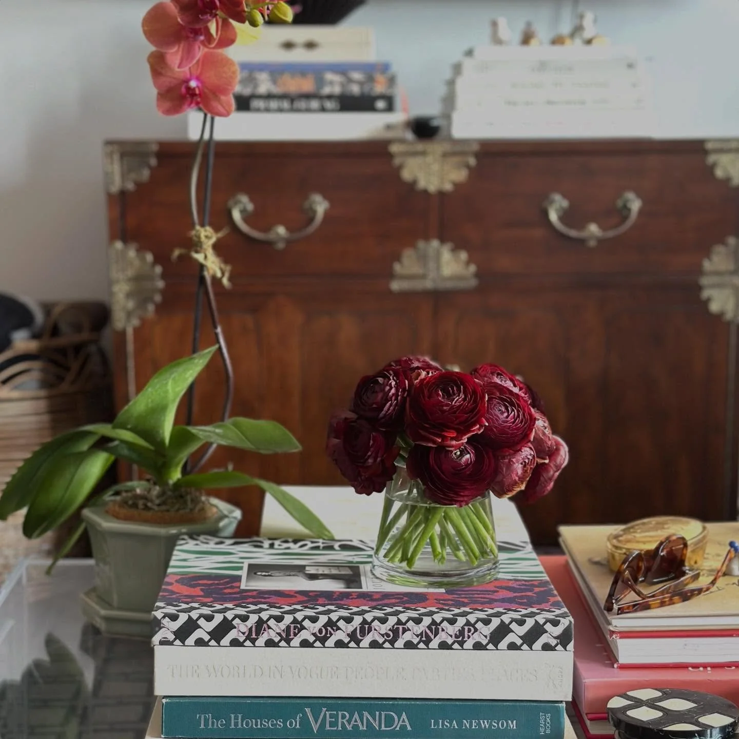 A not so hot take: flowers are ✨ALWAYS✨ the answer to round out your coffee table design. Whether it&rsquo;s a coffee table, or console, dining or entry table, your home deserves the special touch of a good perfectly curated flower arrangement. @embl