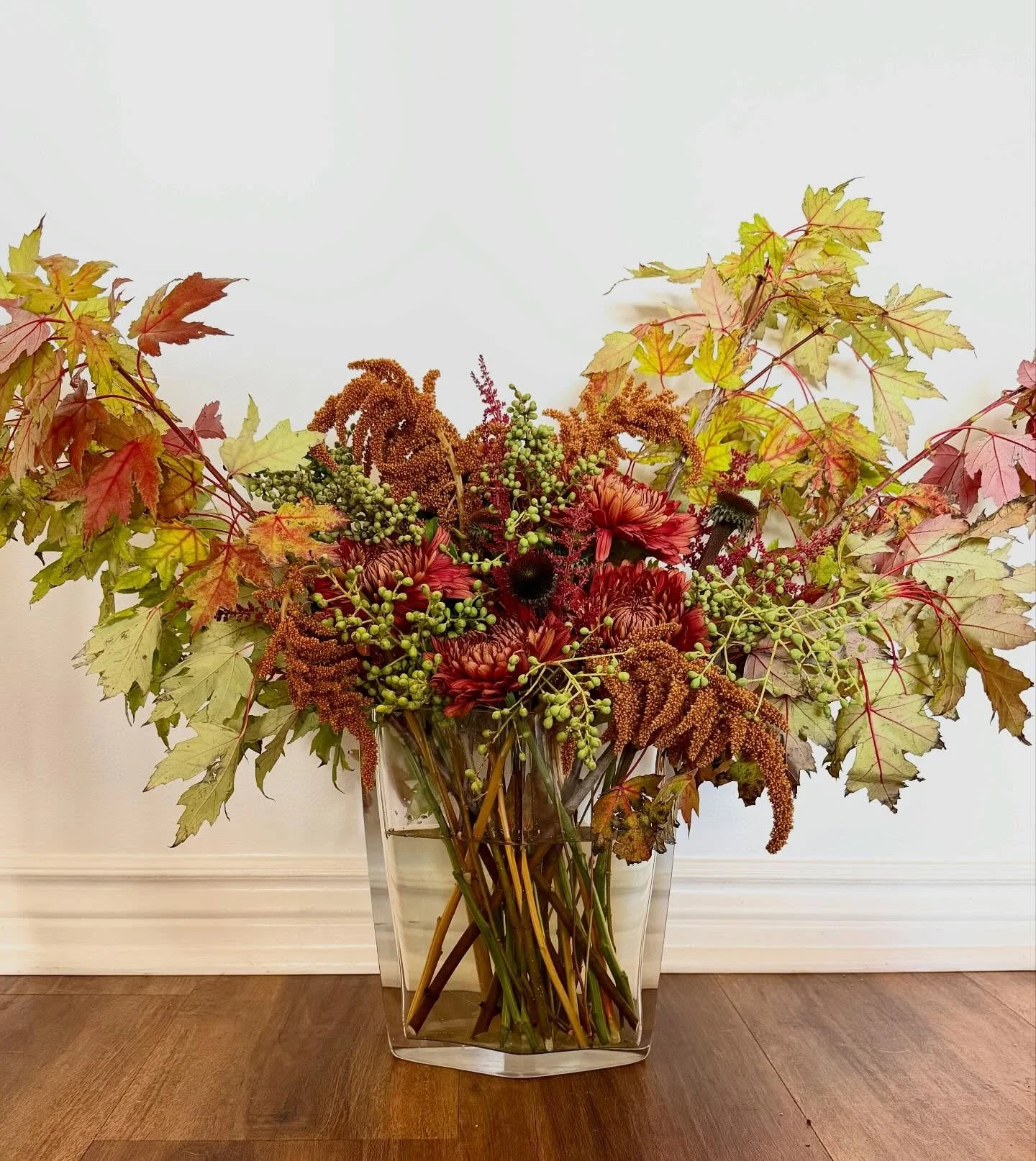 slow burn 🍂🍁🍃

.

.

.

#floral #floraldesigns #floraldesigners #florist #floristsofinstagram☘️ #floristsofchicago #fallflorals #maplebranch #cremons #amaranthus #chicagofloraldesign